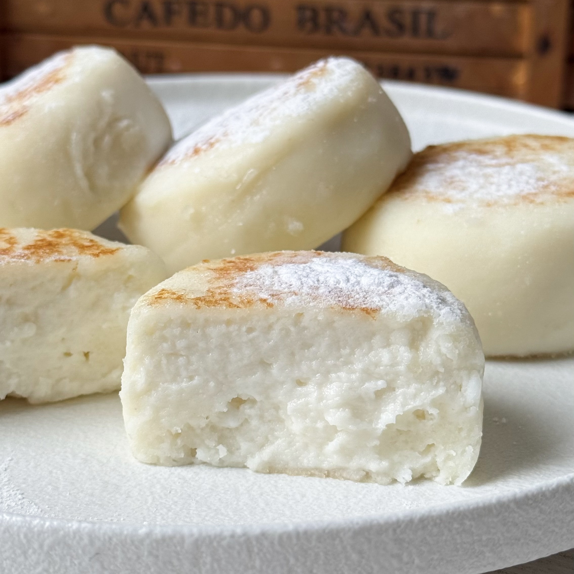 Нежные и ароматные классические сырники, которые тают во рту. Они идеально подходят для завтрака или перекуса, а также могут стать отличным дополнением к чаю или кофе. Сытные и питательные, эти сырники подарят вам заряд энергии на весь день. изображение 6