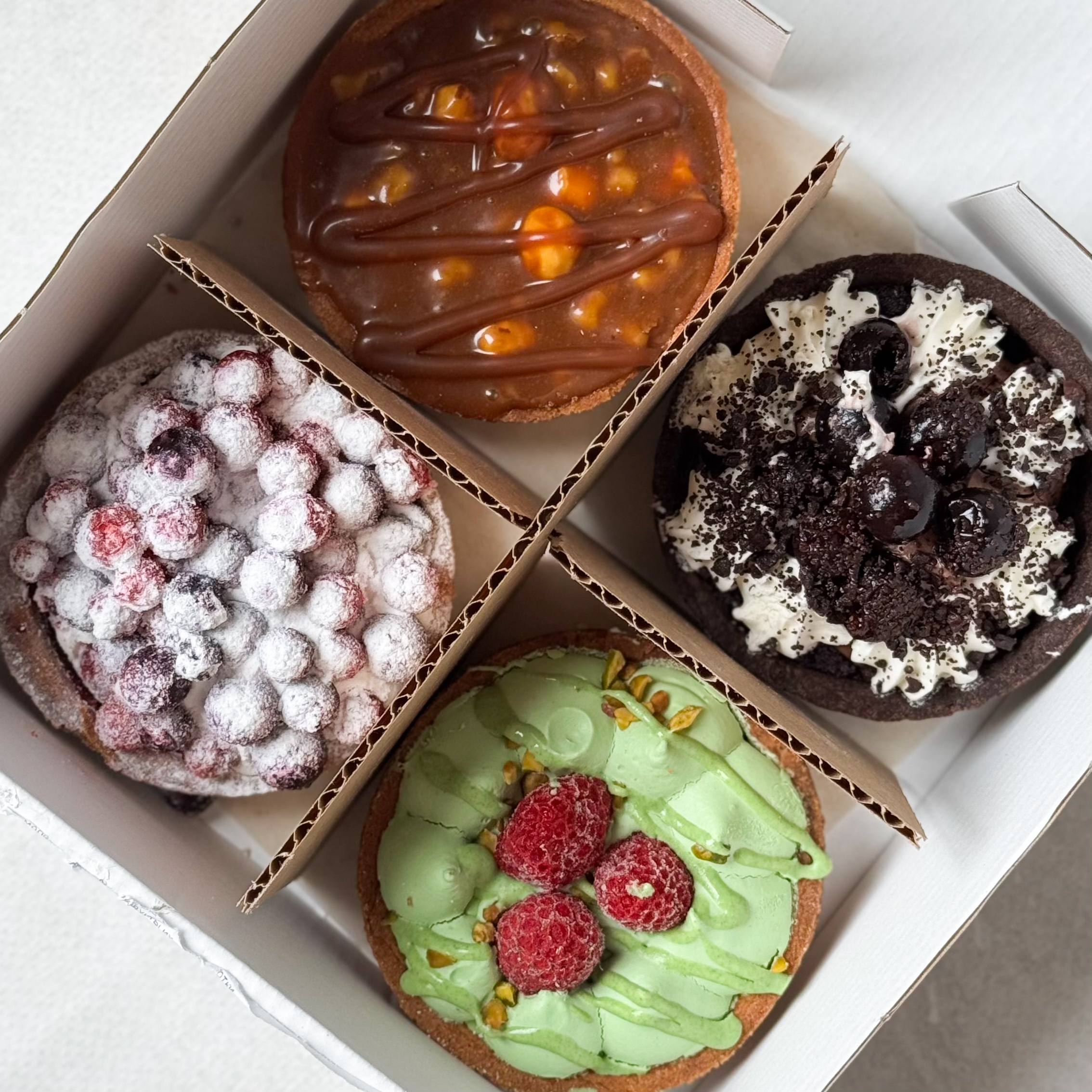 Тарталетка ассорти 4 порции: Тарталетка "Ягодная" смородиновая, Тарталетка Фисташковая, Тарталетка шоколадная с вишней, Тарталетка карамельно-ореховая изображение 2