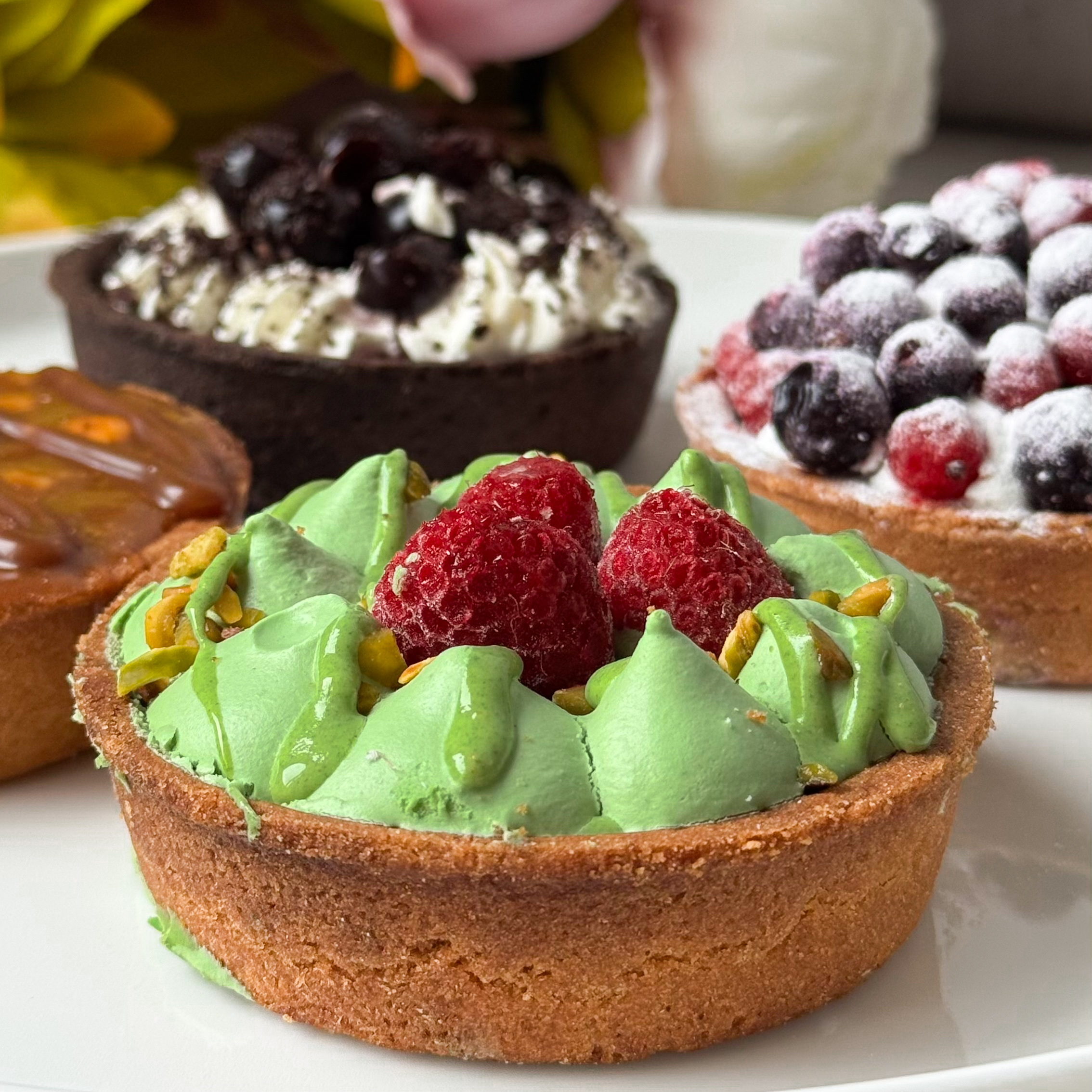 Тарталетка ассорти 4 порции: Тарталетка "Ягодная" смородиновая, Тарталетка Фисташковая, Тарталетка шоколадная с вишней, Тарталетка карамельно-ореховая изображение 3