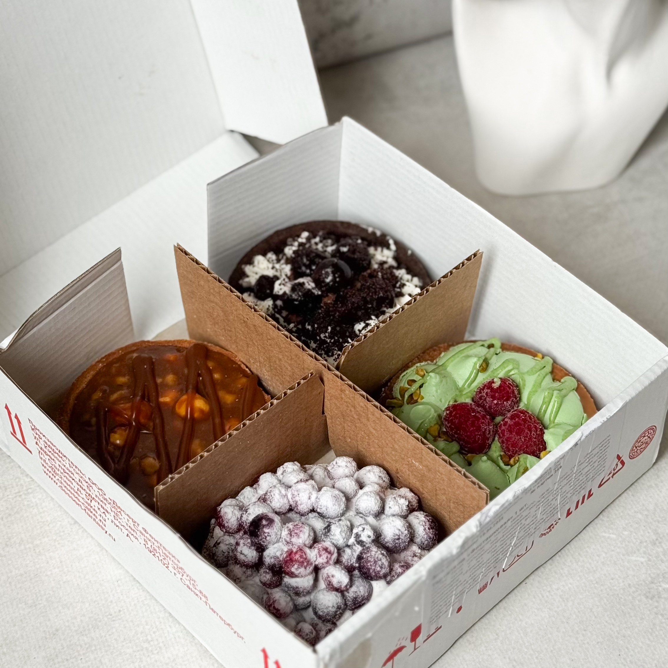 Тарталетка ассорти 4 порции: Тарталетка "Ягодная" смородиновая, Тарталетка Фисташковая, Тарталетка шоколадная с вишней, Тарталетка карамельно-ореховая изображение 4