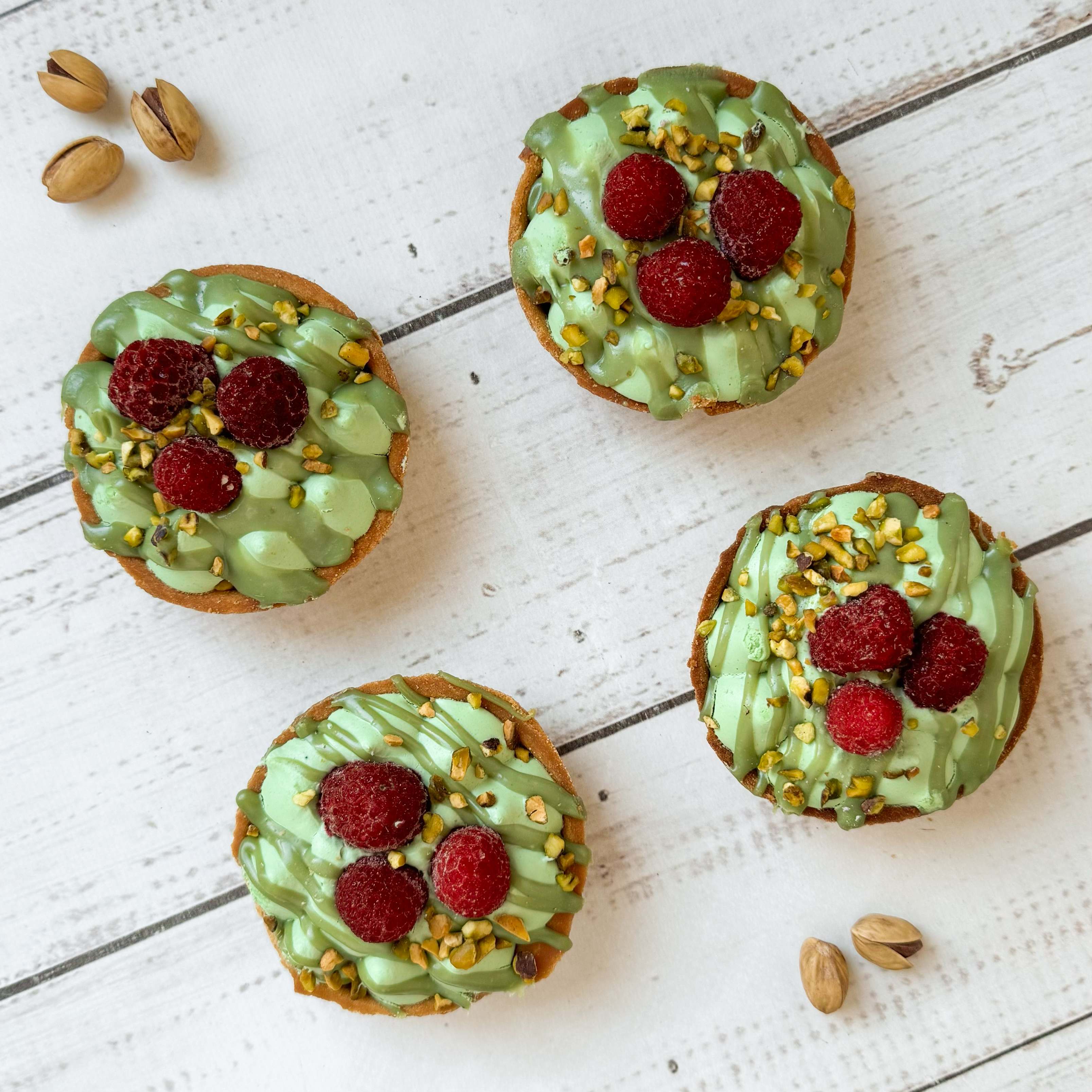 Фисташковый крем, малиновая прослойка в корзиночке из песочного теста. Сверху тарталетка украшена ягодами малины и дроблёной фисташкой. изображение 5