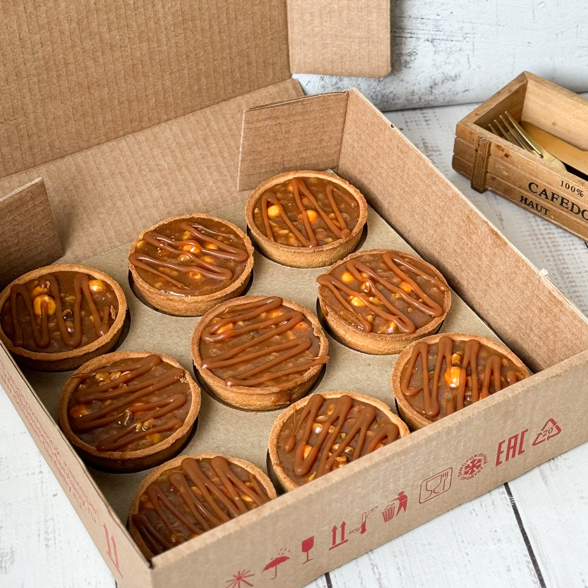 Корзиночка из песочного теста, наполненная арахисом, грецкими орехами и фундуком, украшена карамелью. изображение 6