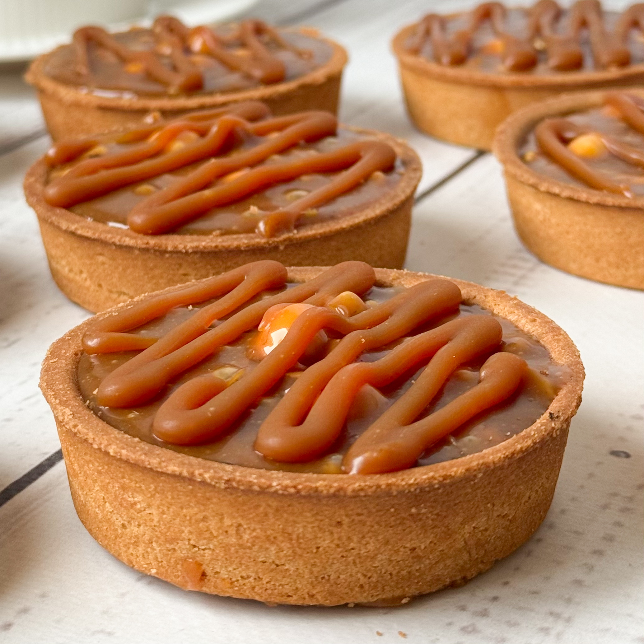 Корзиночка из песочного теста, наполненная арахисом, грецкими орехами и фундуком, украшена карамелью. изображение 7