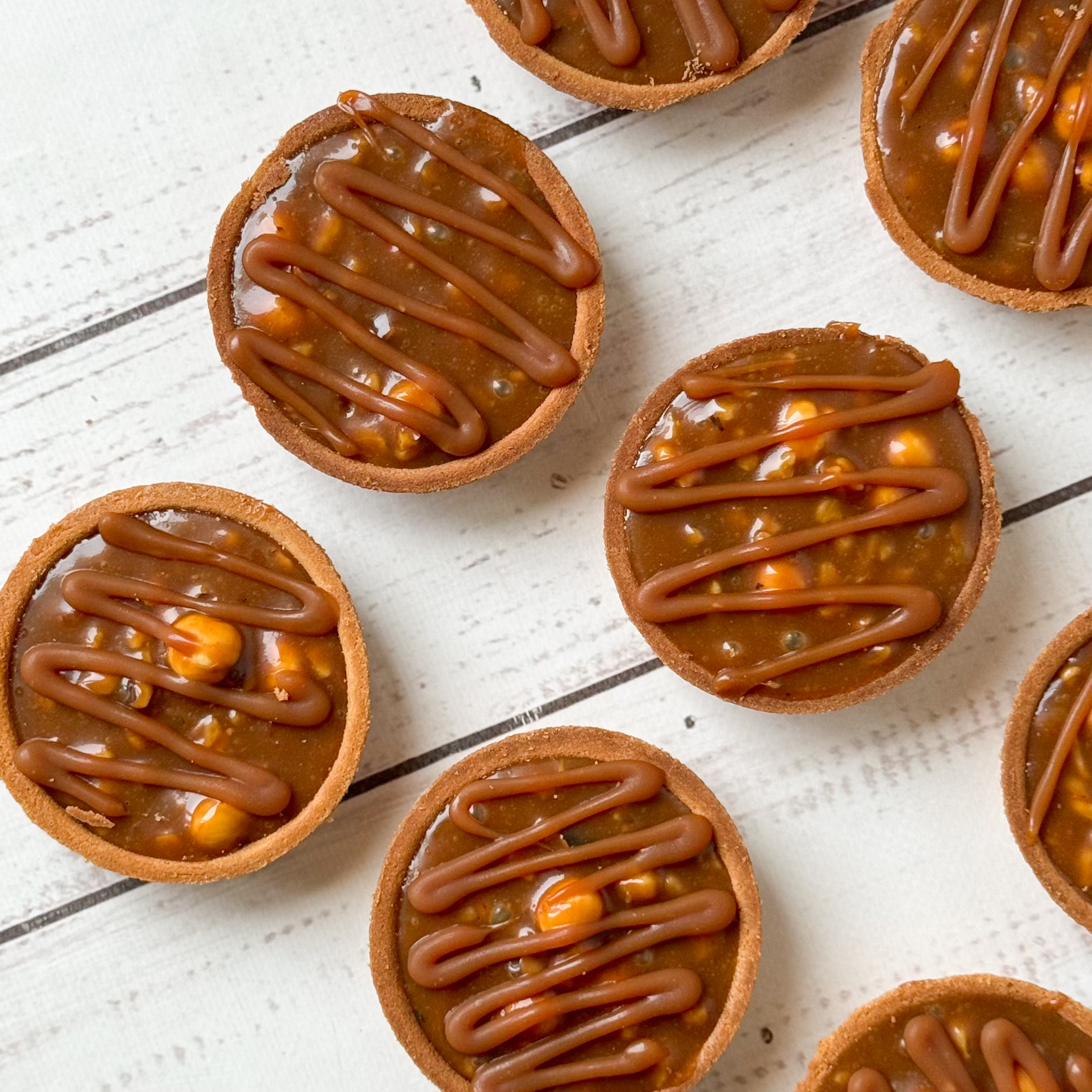 Корзиночка из песочного теста, наполненная арахисом, грецкими орехами и фундуком, украшена карамелью. изображение 8