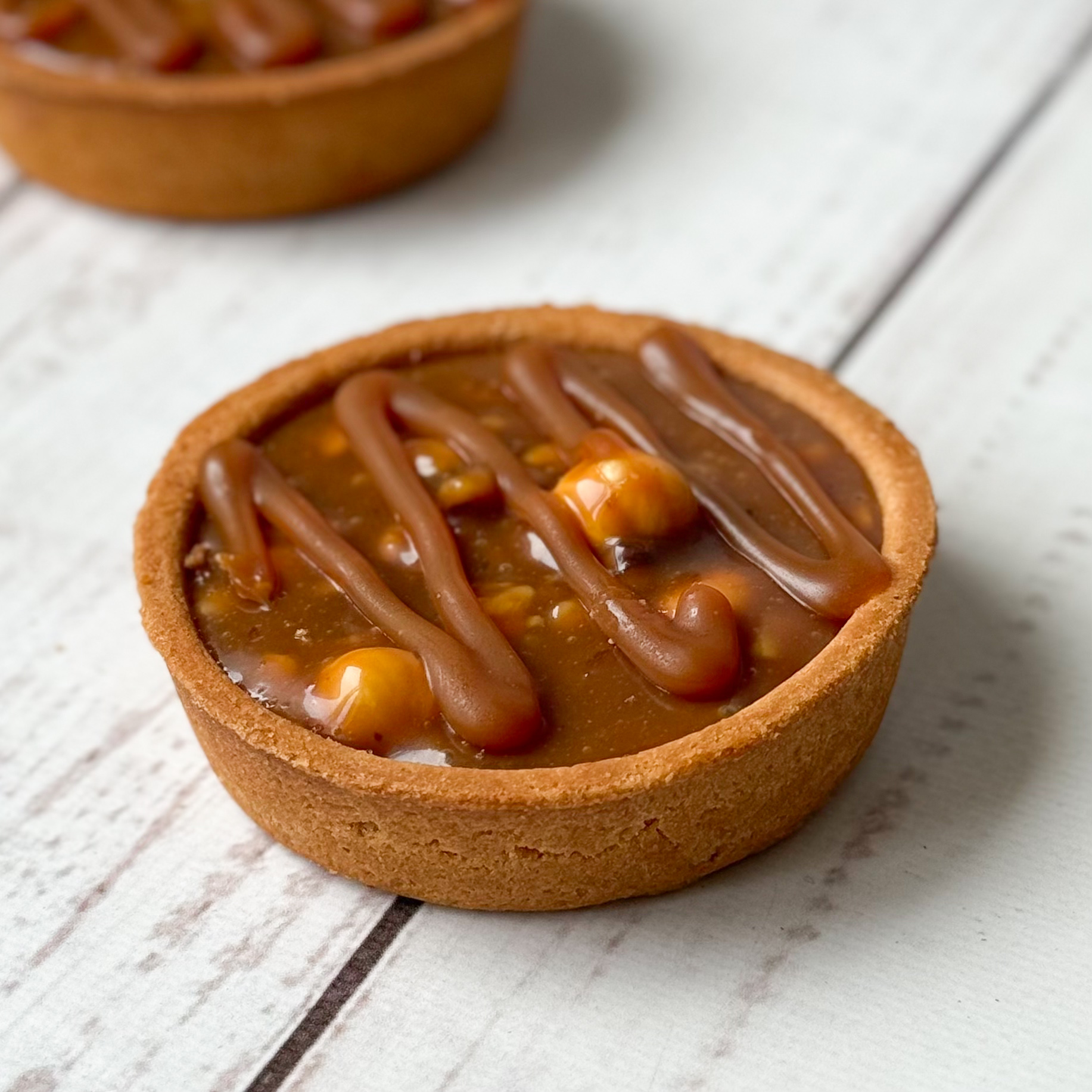 Корзиночка из песочного теста, наполненная арахисом, грецкими орехами и фундуком, украшена карамелью. изображение 9