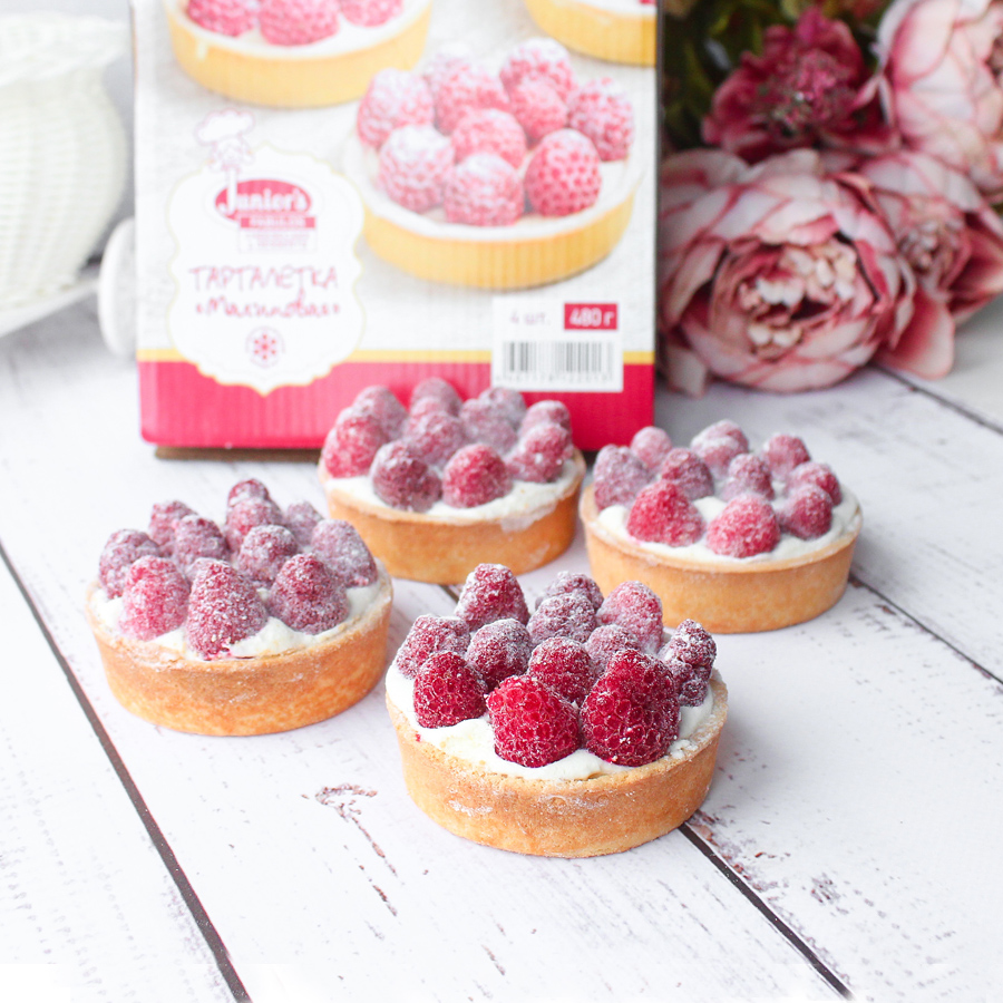 Заварной крем, взбитые сливки и спелая малина в корзиночке из песочного теста. изображение 1