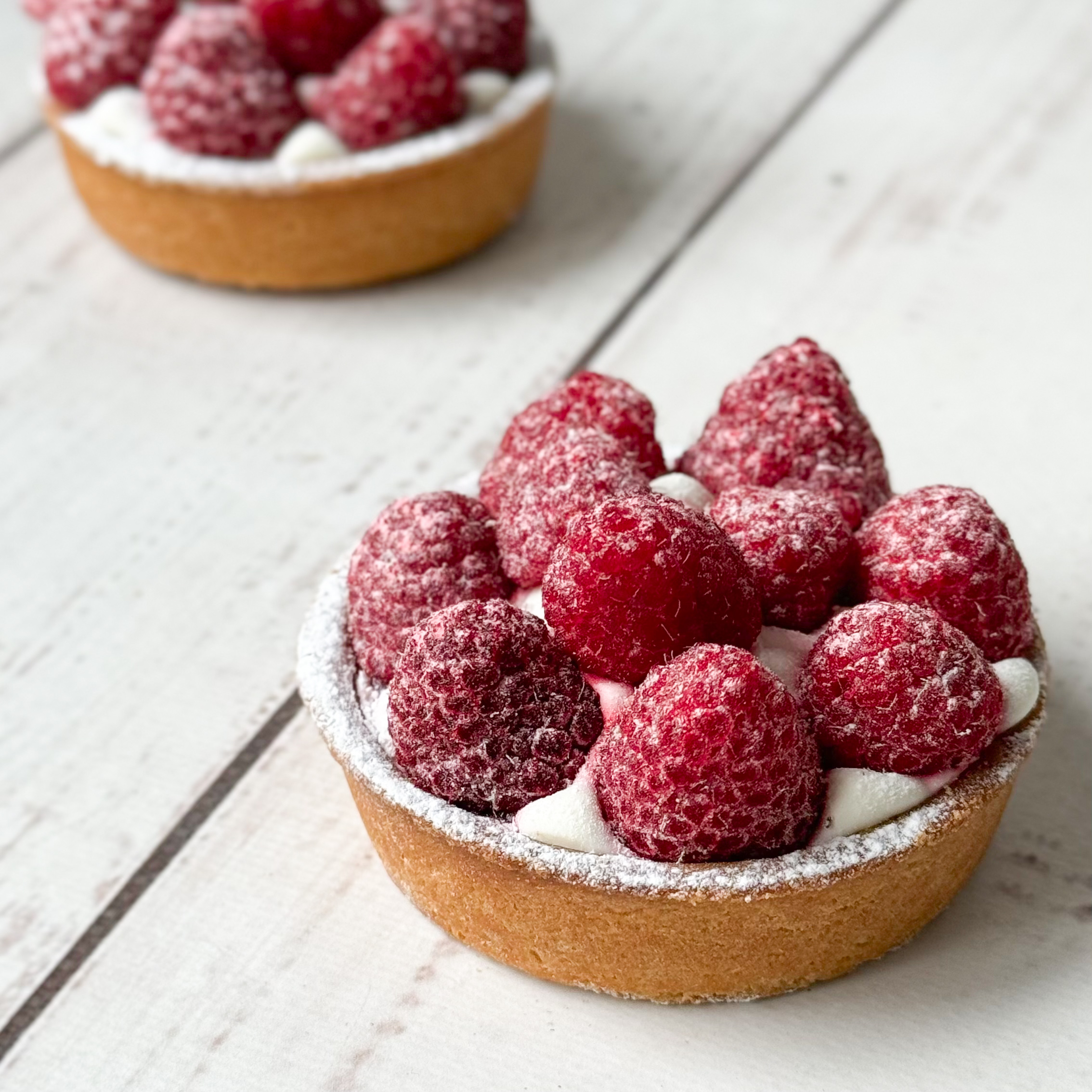 Заварной крем, взбитые сливки и спелая малина в корзиночке из песочного теста. изображение 5