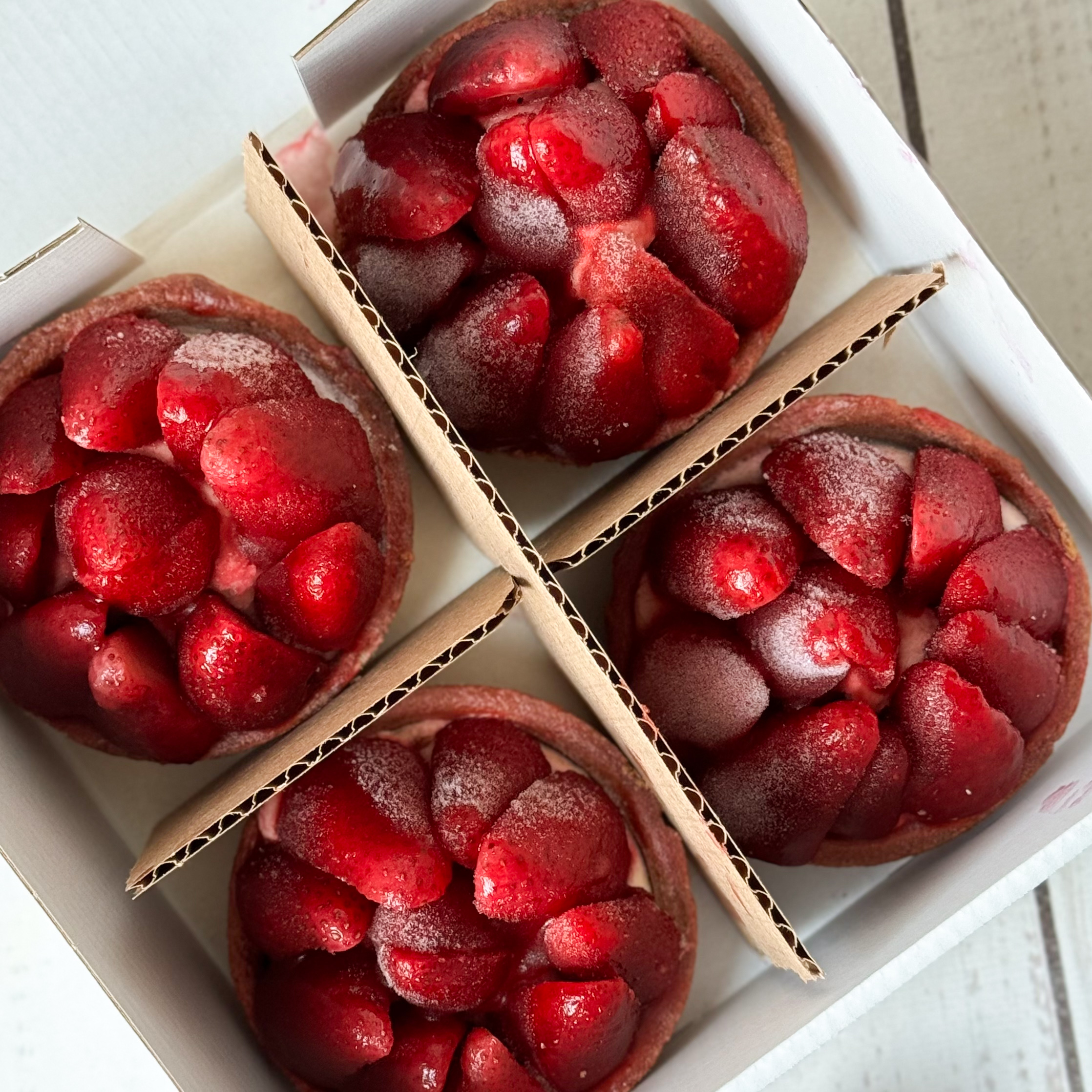 Отборная свежая клубника, выращенная под солнцем в естественных климатических условиях, наполненная витаминами, крем на основе взбитых сливок в корзиночке из песочного теста изображение 2