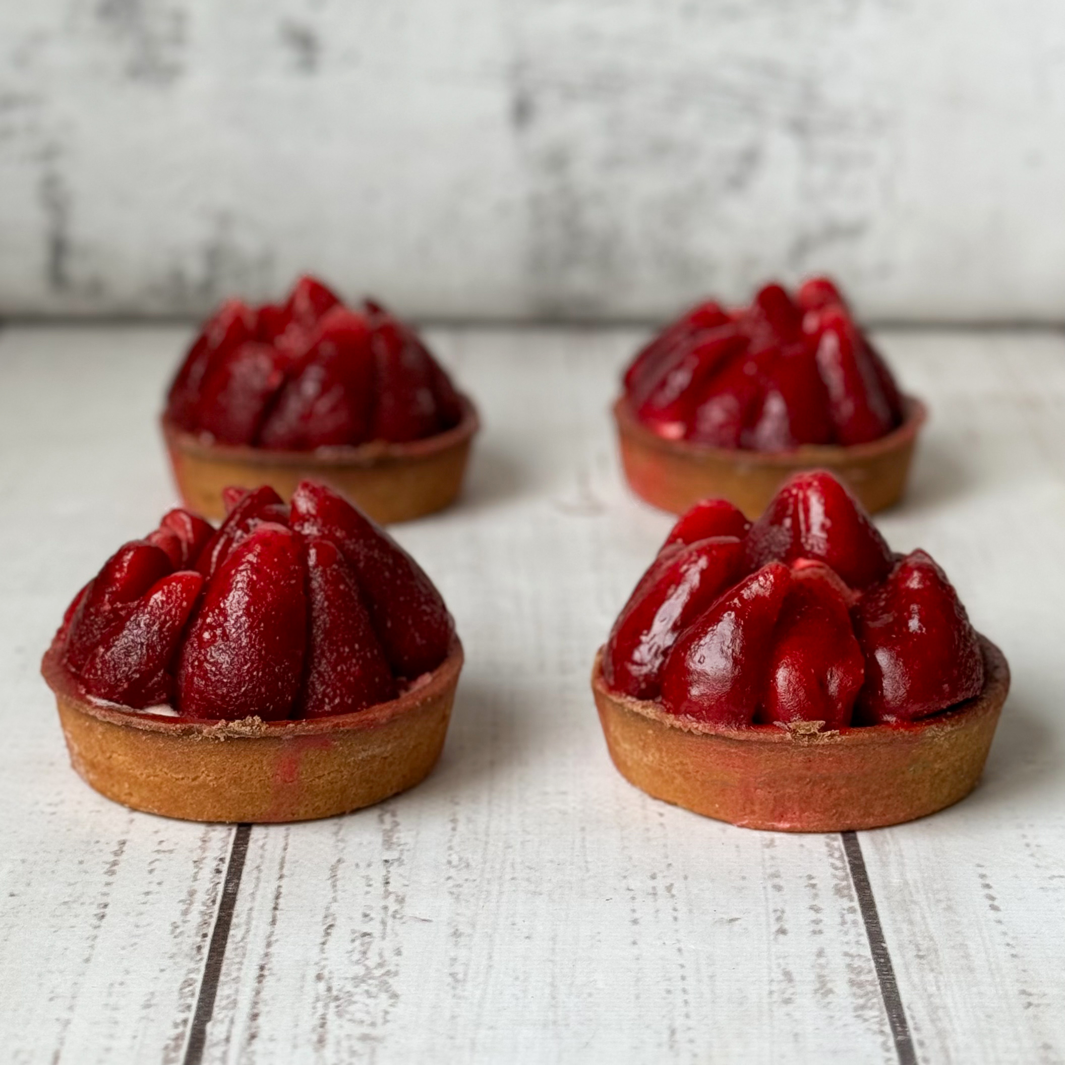 Отборная свежая клубника, выращенная под солнцем в естественных климатических условиях, наполненная витаминами, крем на основе взбитых сливок в корзиночке из песочного теста изображение 4