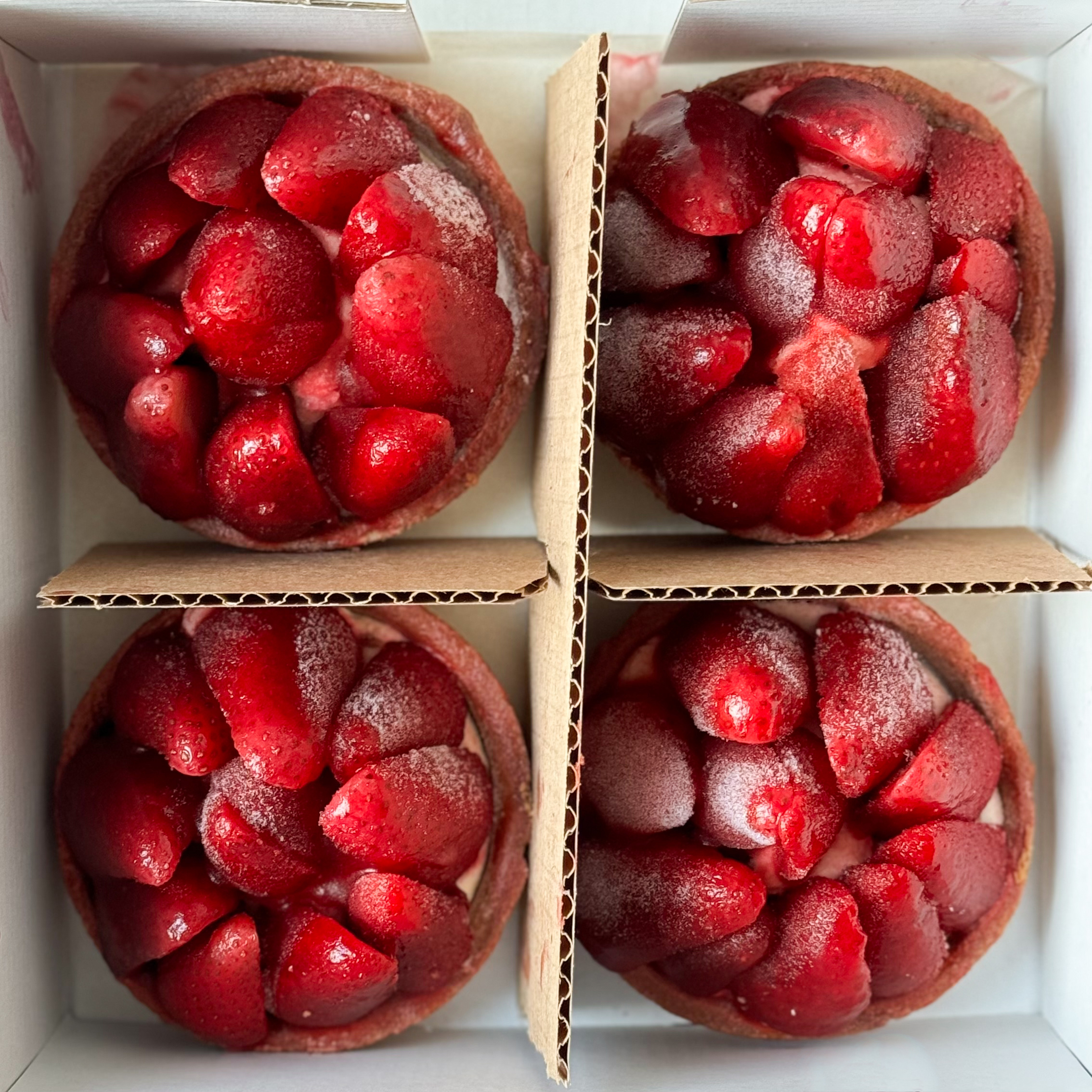 Отборная свежая клубника, выращенная под солнцем в естественных климатических условиях, наполненная витаминами, крем на основе взбитых сливок в корзиночке из песочного теста изображение 5