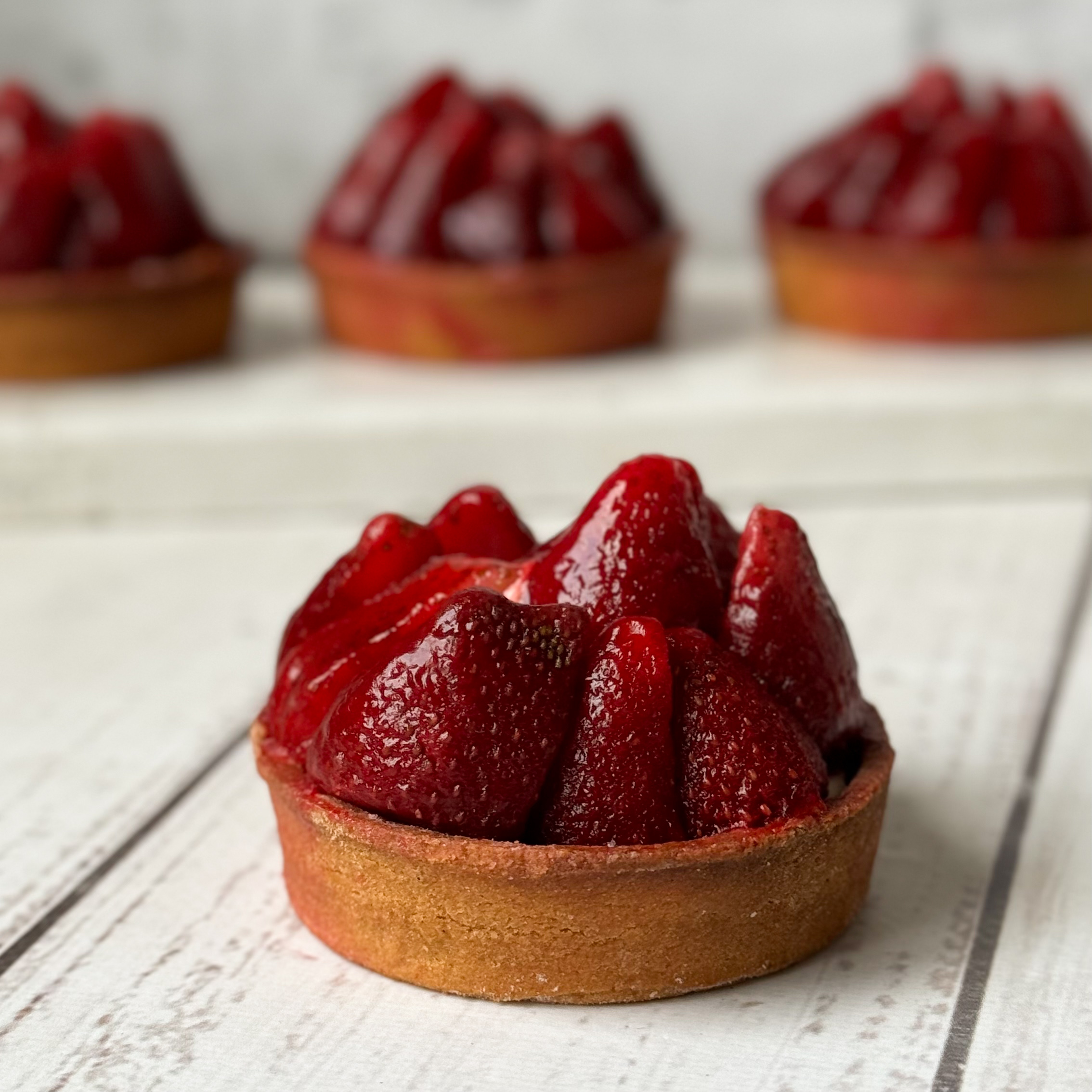 Отборная свежая клубника, выращенная под солнцем в естественных климатических условиях, наполненная витаминами, крем на основе взбитых сливок в корзиночке из песочного теста изображение 6