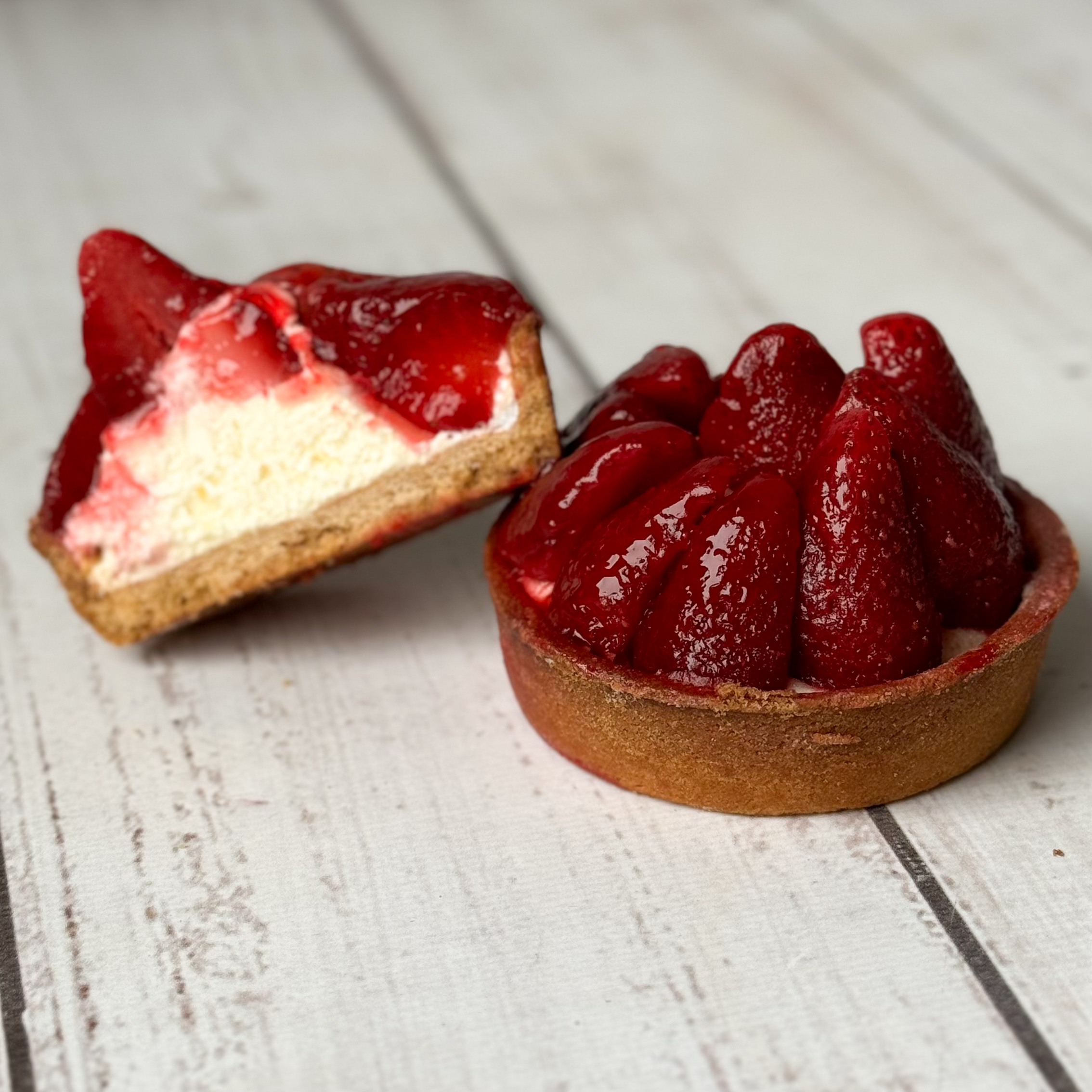 Отборная свежая клубника, выращенная под солнцем в естественных климатических условиях, наполненная витаминами, крем на основе взбитых сливок в корзиночке из песочного теста изображение 7