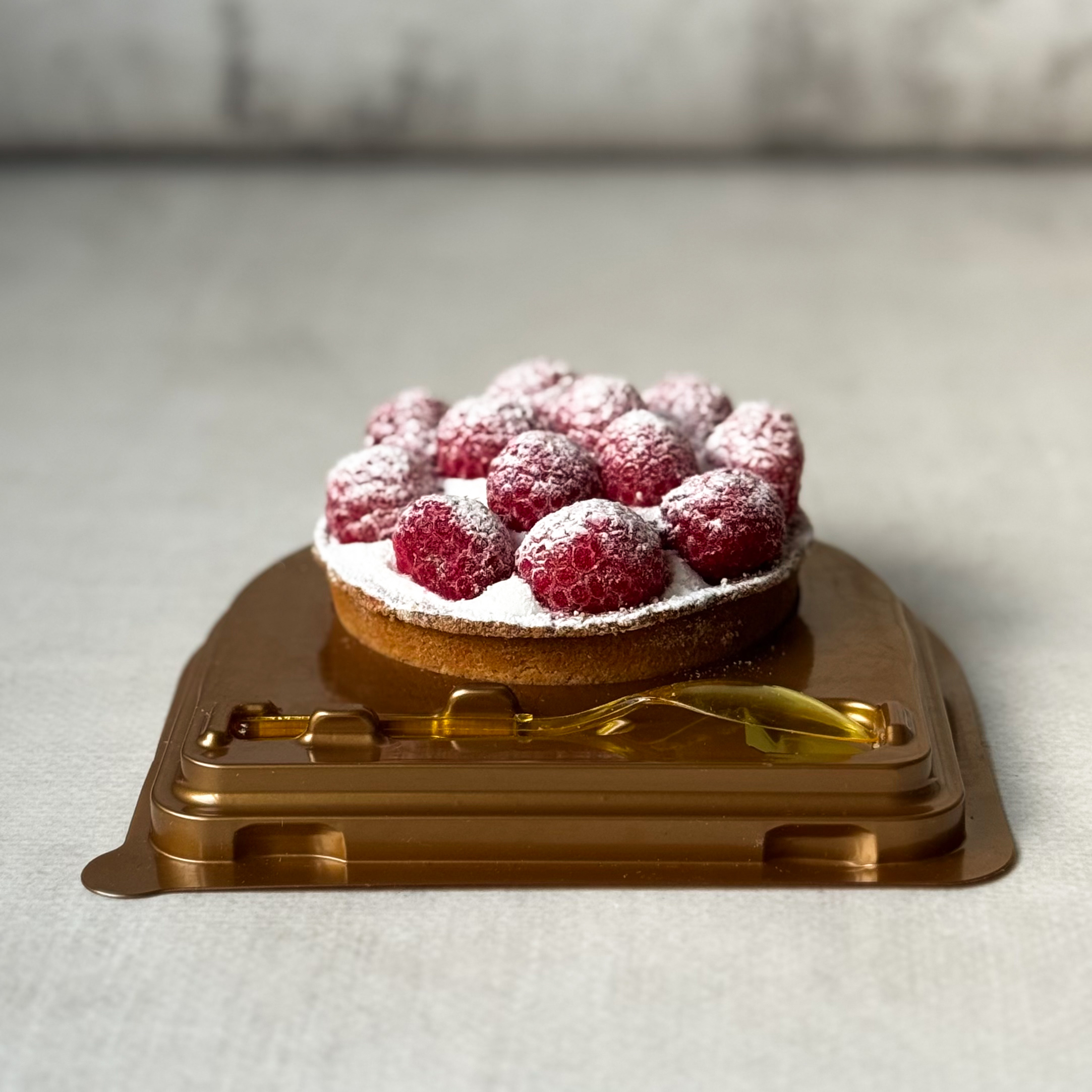 Заварной крем, взбитые сливки и спелая малина в корзиночке из песочного теста в индивид.упаковке с ложкой изображение 2