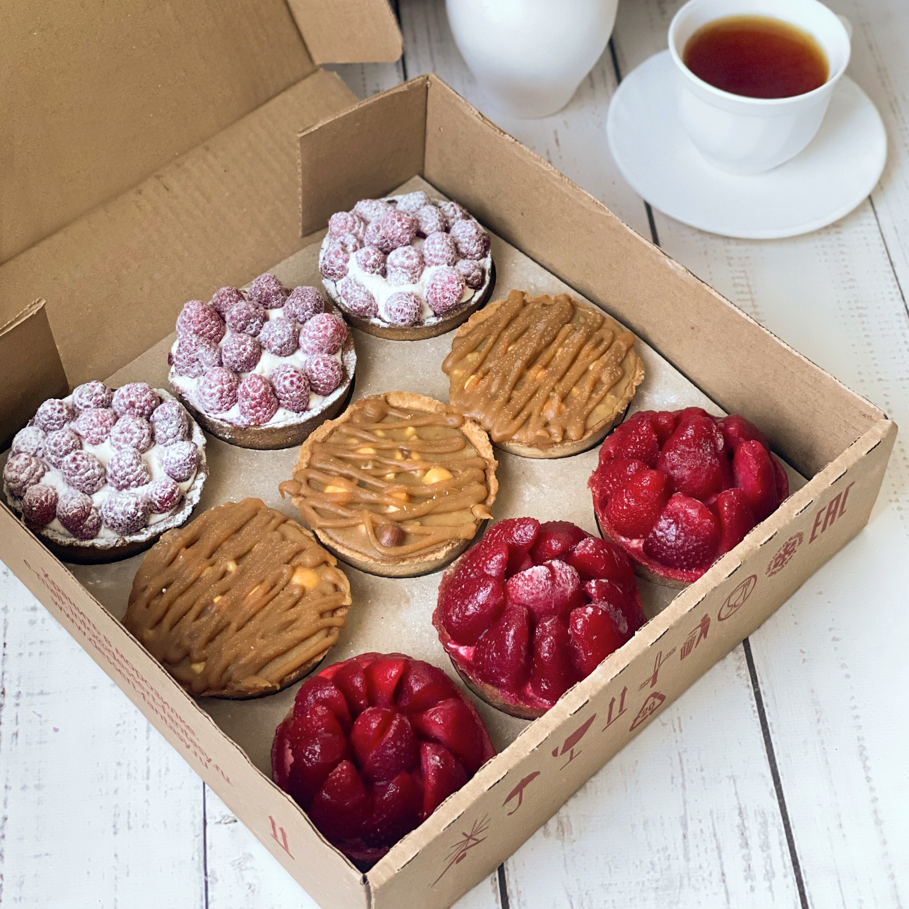 Ассорти из 9 тарталеток 3 вкусов: малиновая (3 шт.), клубничная (3 шт.), карамельно-ореховая (3 шт.) изображение 4