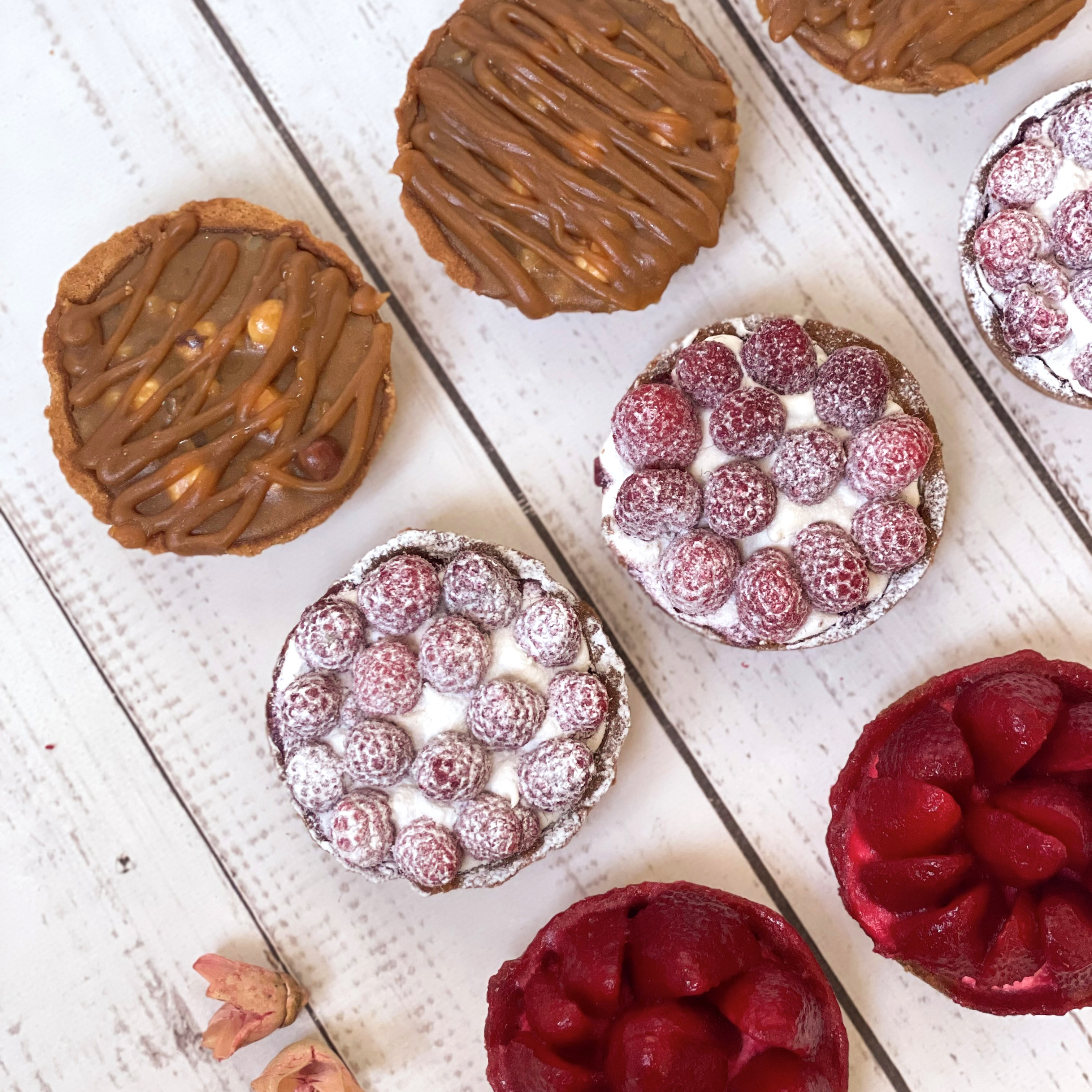 Ассорти из 9 тарталеток 3 вкусов: малиновая (3 шт.), клубничная (3 шт.), карамельно-ореховая (3 шт.) изображение 2