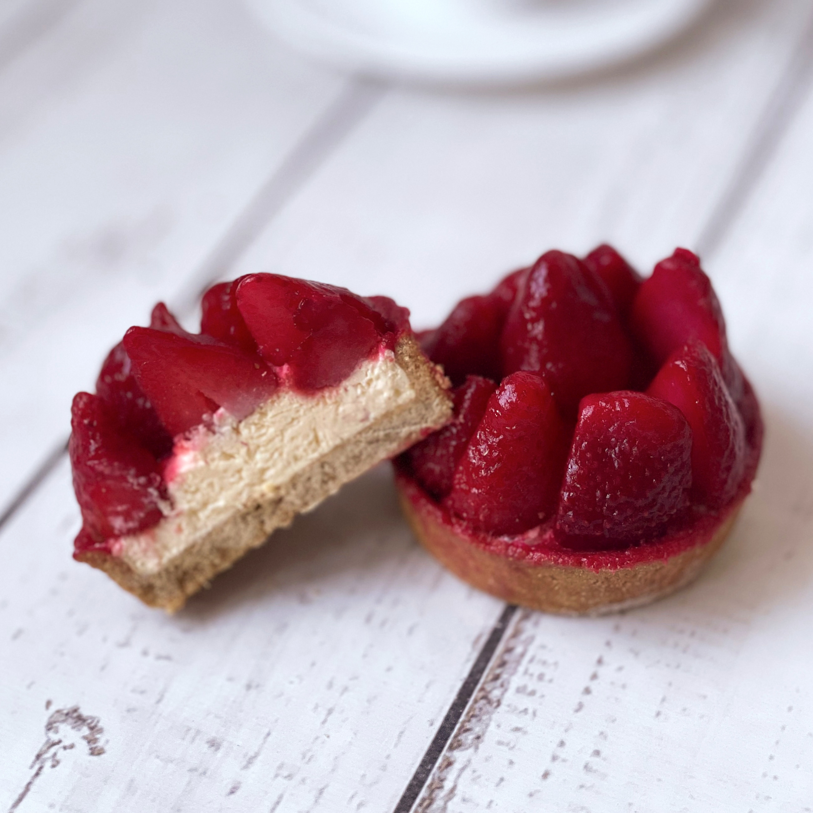 Ассорти из 9 тарталеток 3 вкусов: малиновая (3 шт.), клубничная (3 шт.), карамельно-ореховая (3 шт.) изображение 6