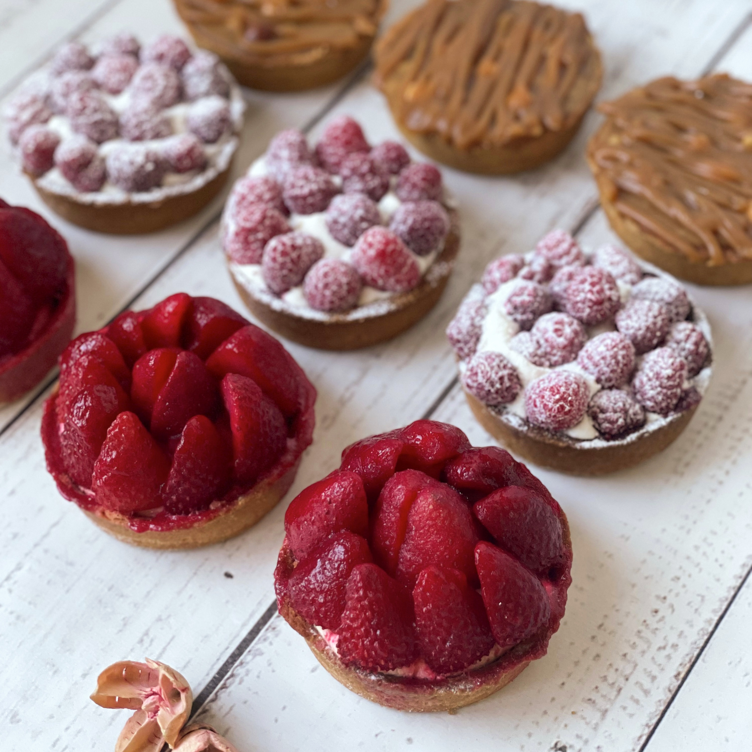 Ассорти из 9 тарталеток 3 вкусов: малиновая (3 шт.), клубничная (3 шт.), карамельно-ореховая (3 шт.) изображение 3