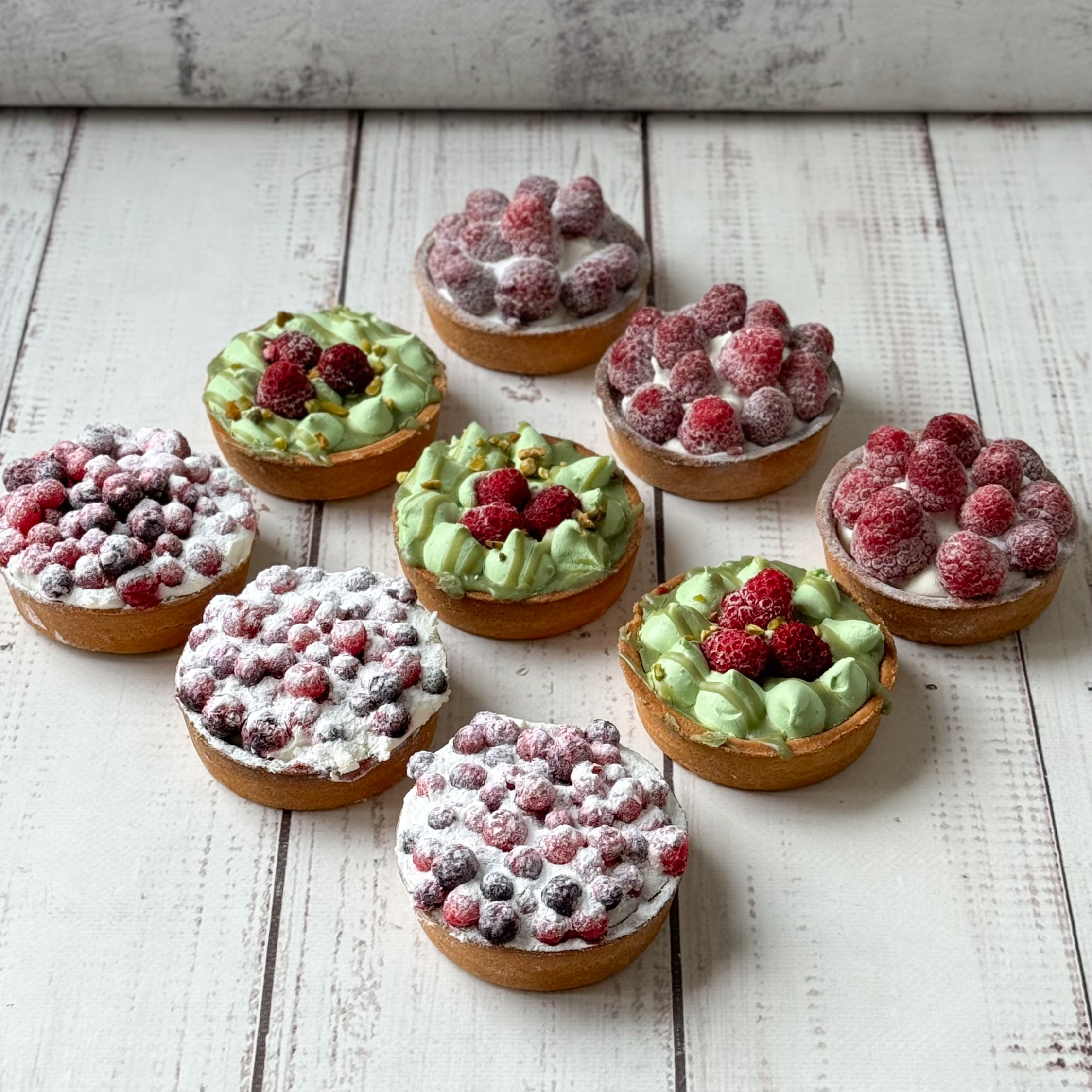 Ассорти из 9 тарталеток 3 вкусов: фисташковые (3 шт.), малиновые (3 шт.), смородиновые (3 шт.) изображение 1