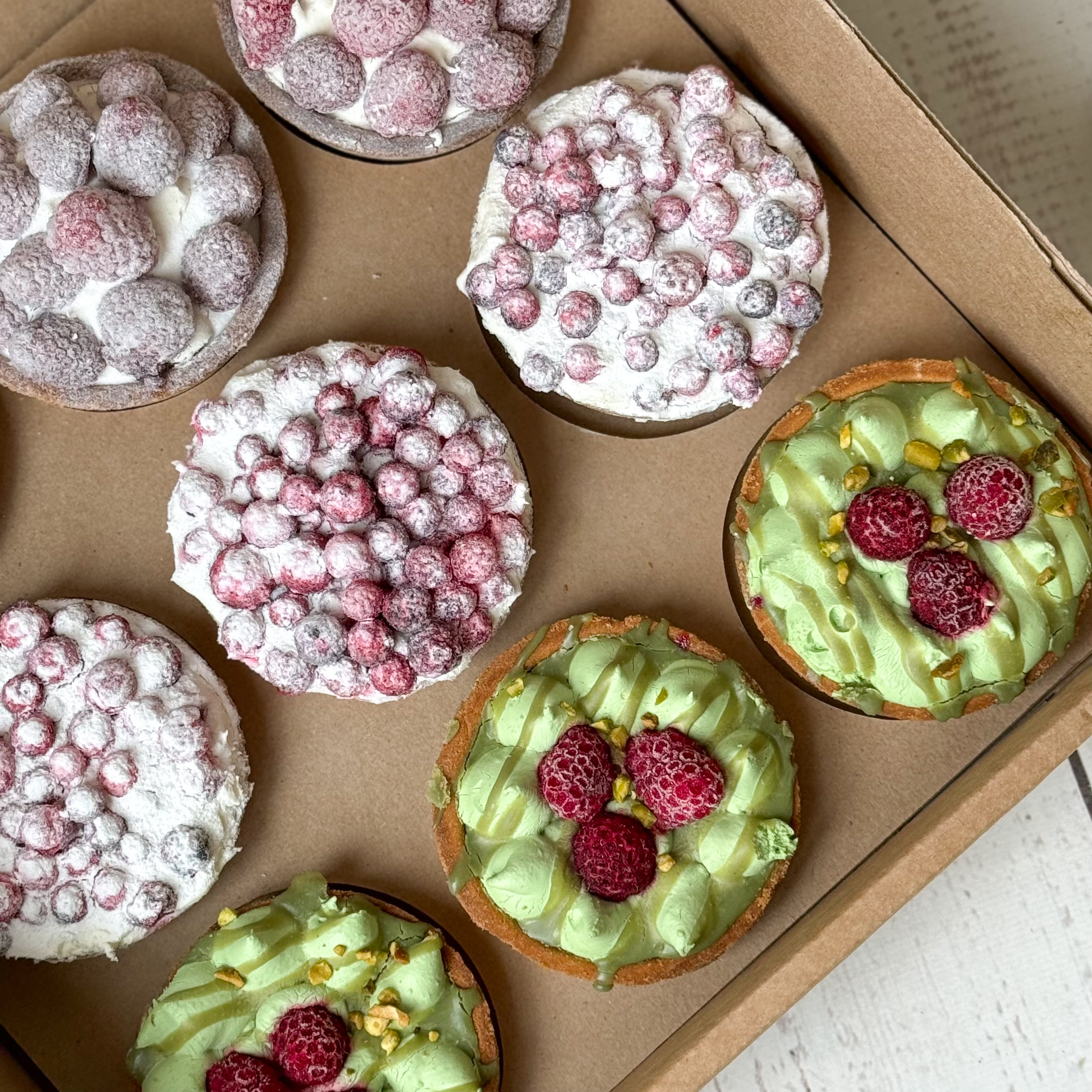 Ассорти из 9 тарталеток 3 вкусов: фисташковые (3 шт.), малиновые (3 шт.), смородиновые (3 шт.) изображение 2