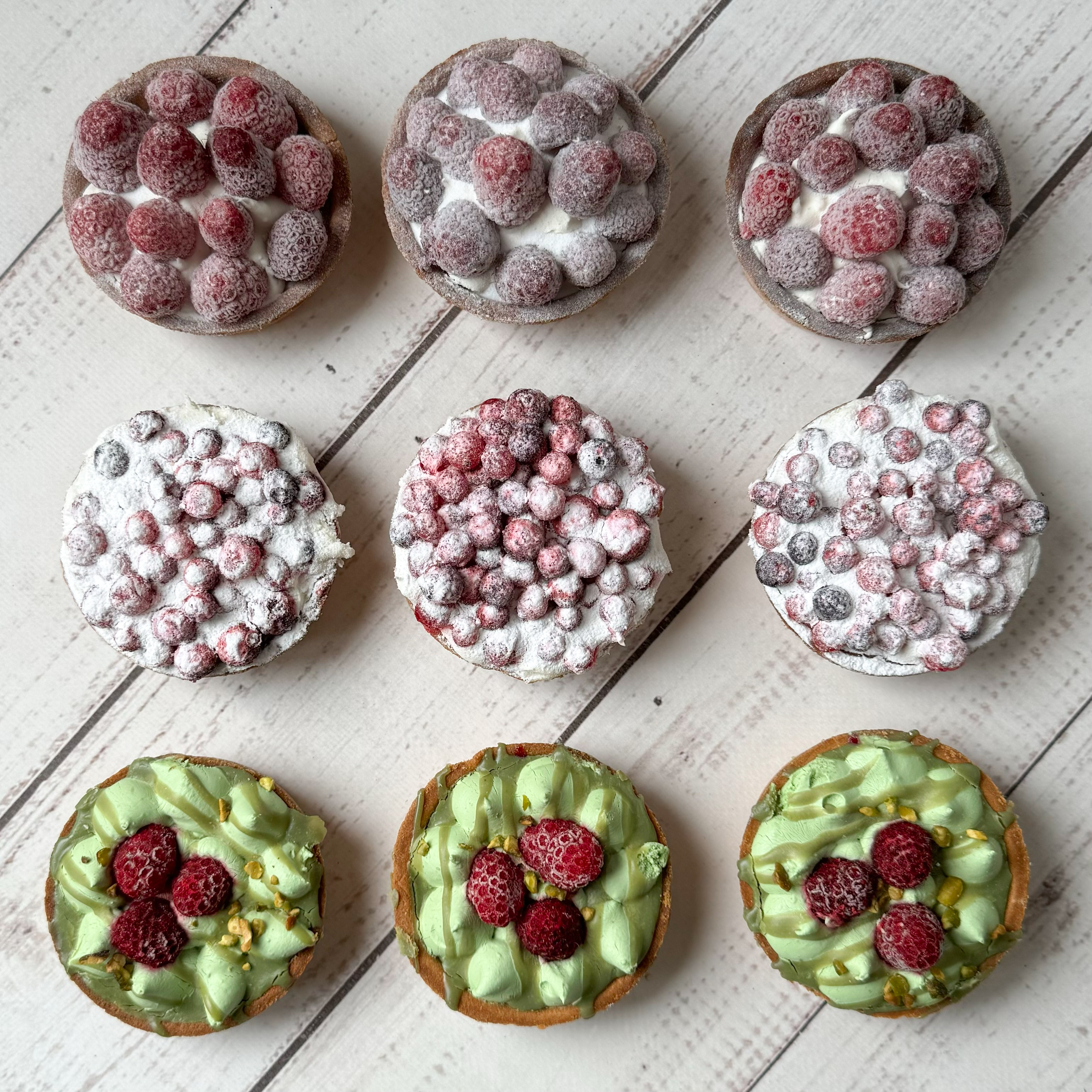 Ассорти из 9 тарталеток 3 вкусов: фисташковые (3 шт.), малиновые (3 шт.), смородиновые (3 шт.) изображение 3