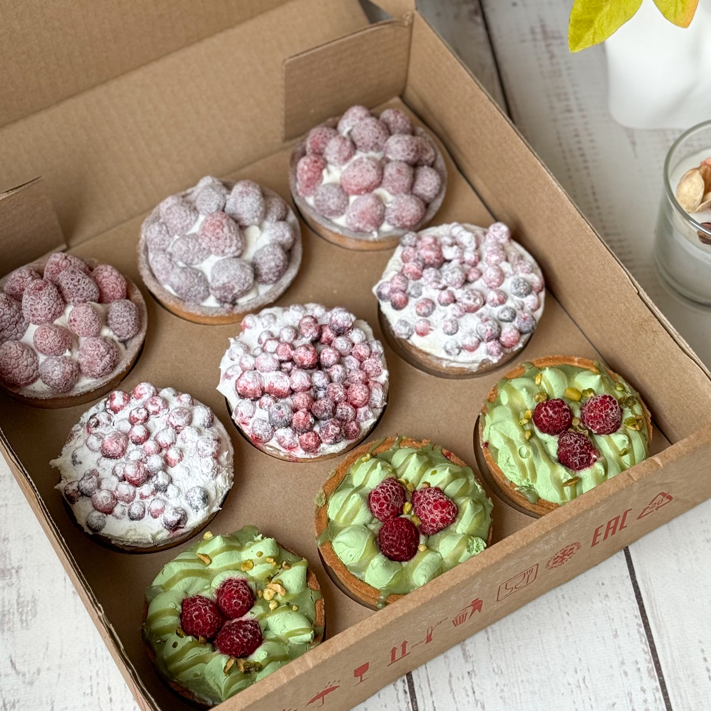 Ассорти из 9 тарталеток 3 вкусов: фисташковые (3 шт.), малиновые (3 шт.), смородиновые (3 шт.) изображение 4