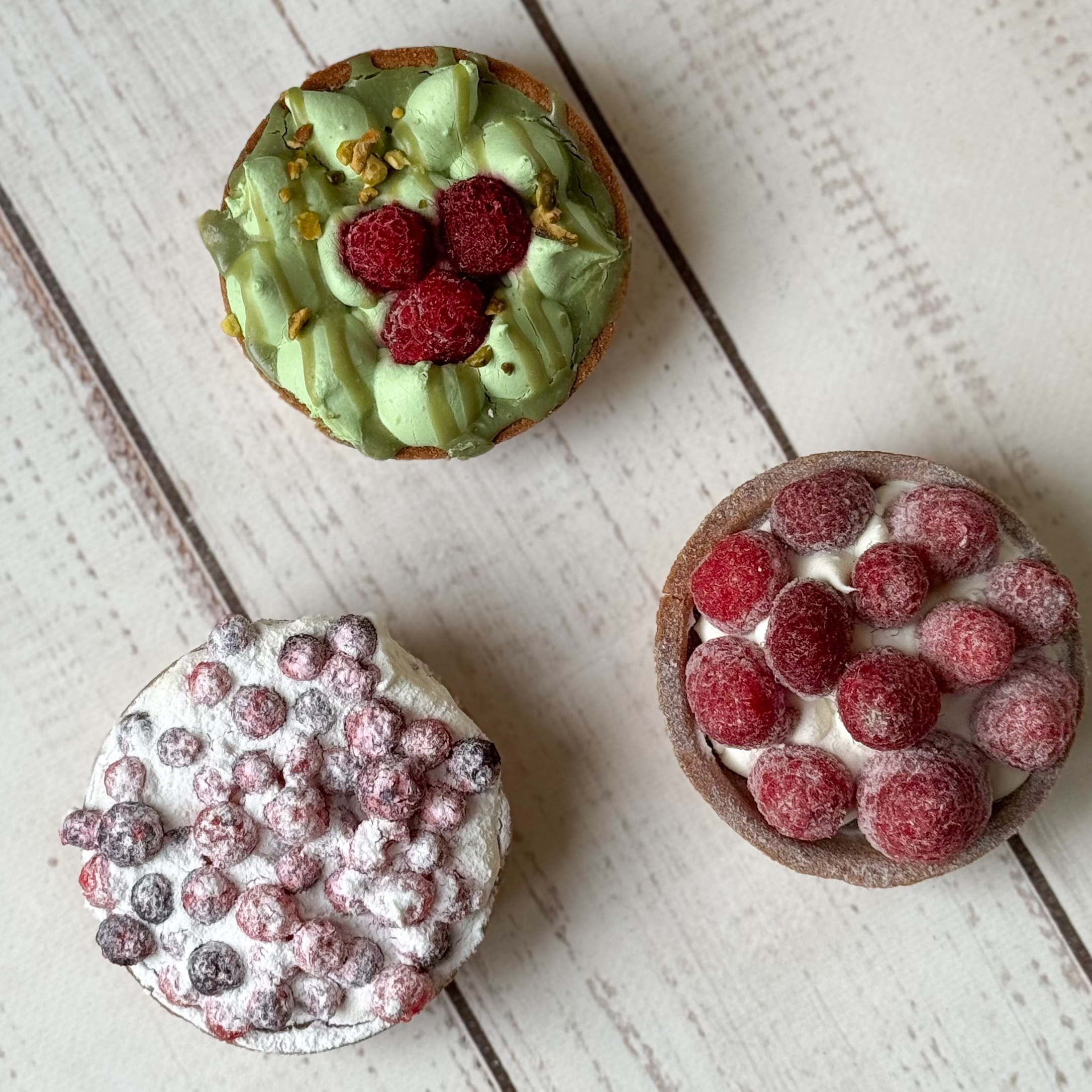 Ассорти из 9 тарталеток 3 вкусов: фисташковые (3 шт.), малиновые (3 шт.), смородиновые (3 шт.) изображение 8