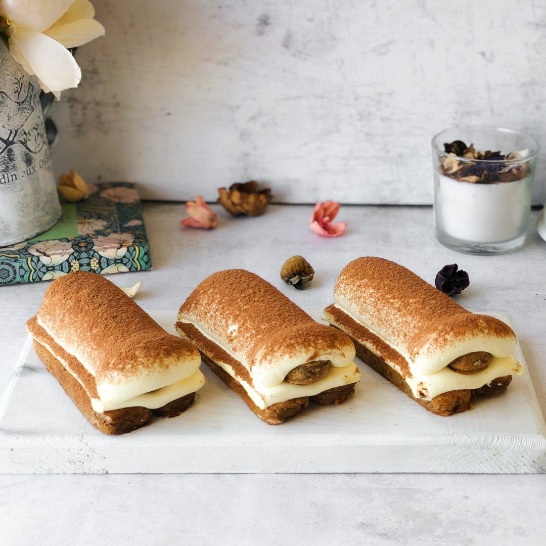 Два слоя крем-сыра маскарпоне на печенье Савоярди, пропитанном кофе. Украшено сверху какао. изображение 1