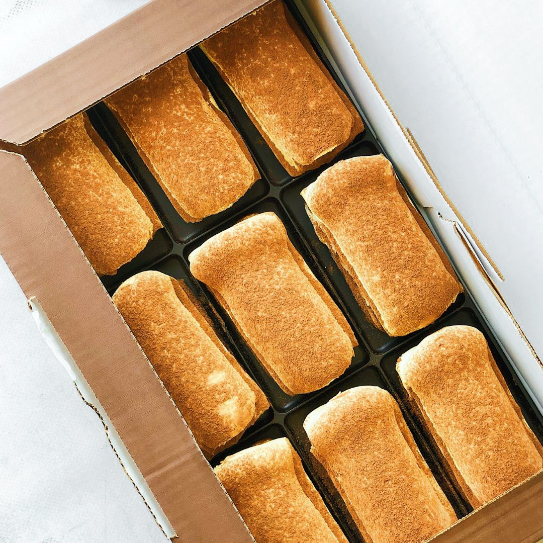 Два слоя крем-сыра маскарпоне на печенье Савоярди, пропитанном кофе. Украшено сверху какао. изображение 2