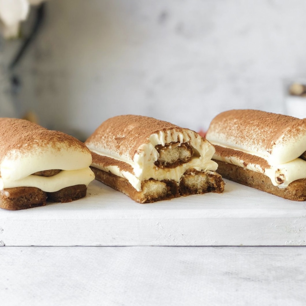 Два слоя крем-сыра маскарпоне на печенье Савоярди, пропитанном кофе. Украшено сверху какао. изображение 3