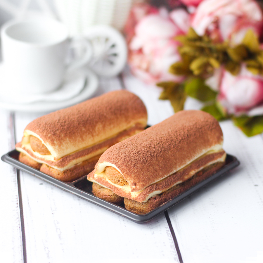 Два слоя крем-сыра маскарпоне на печенье Савоярди, пропитанном кофе. Украшено сверху какао. изображение 1