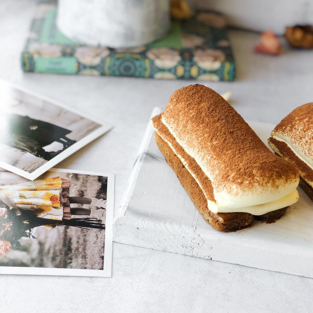 Два слоя крем-сыра маскарпоне на печенье Савоярди, пропитанном кофе. Украшено сверху какао. изображение 4