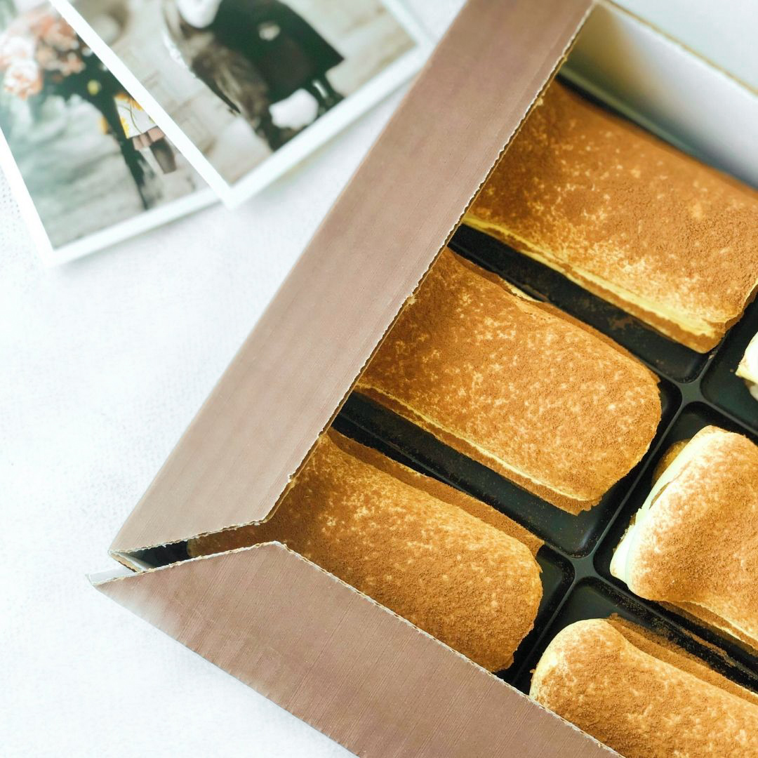 Два слоя крем-сыра маскарпоне на печенье Савоярди, пропитанном кофе. Украшено сверху какао. изображение 5