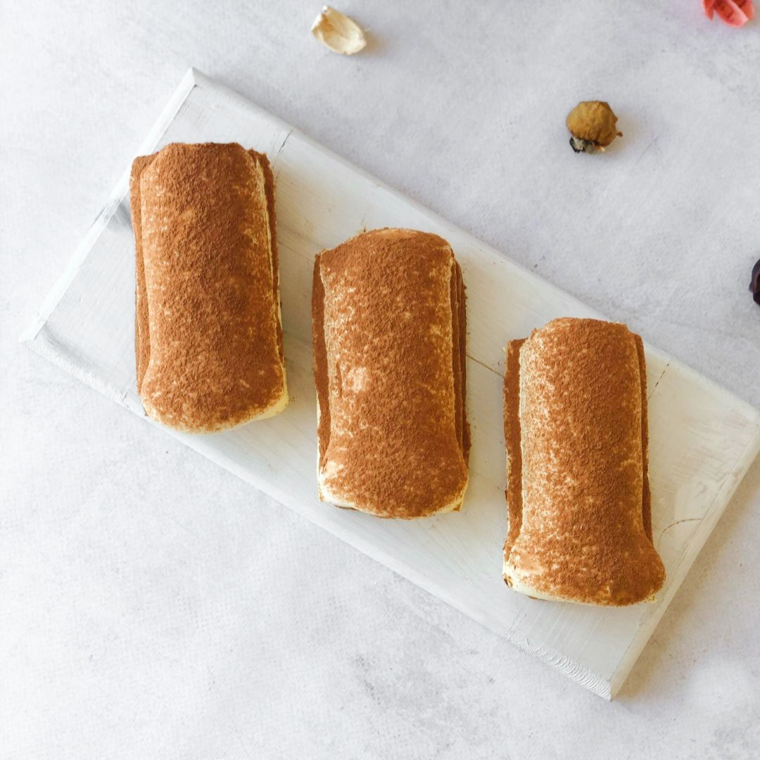 Два слоя крем-сыра маскарпоне на печенье Савоярди, пропитанном кофе. Украшено сверху какао. изображение 6