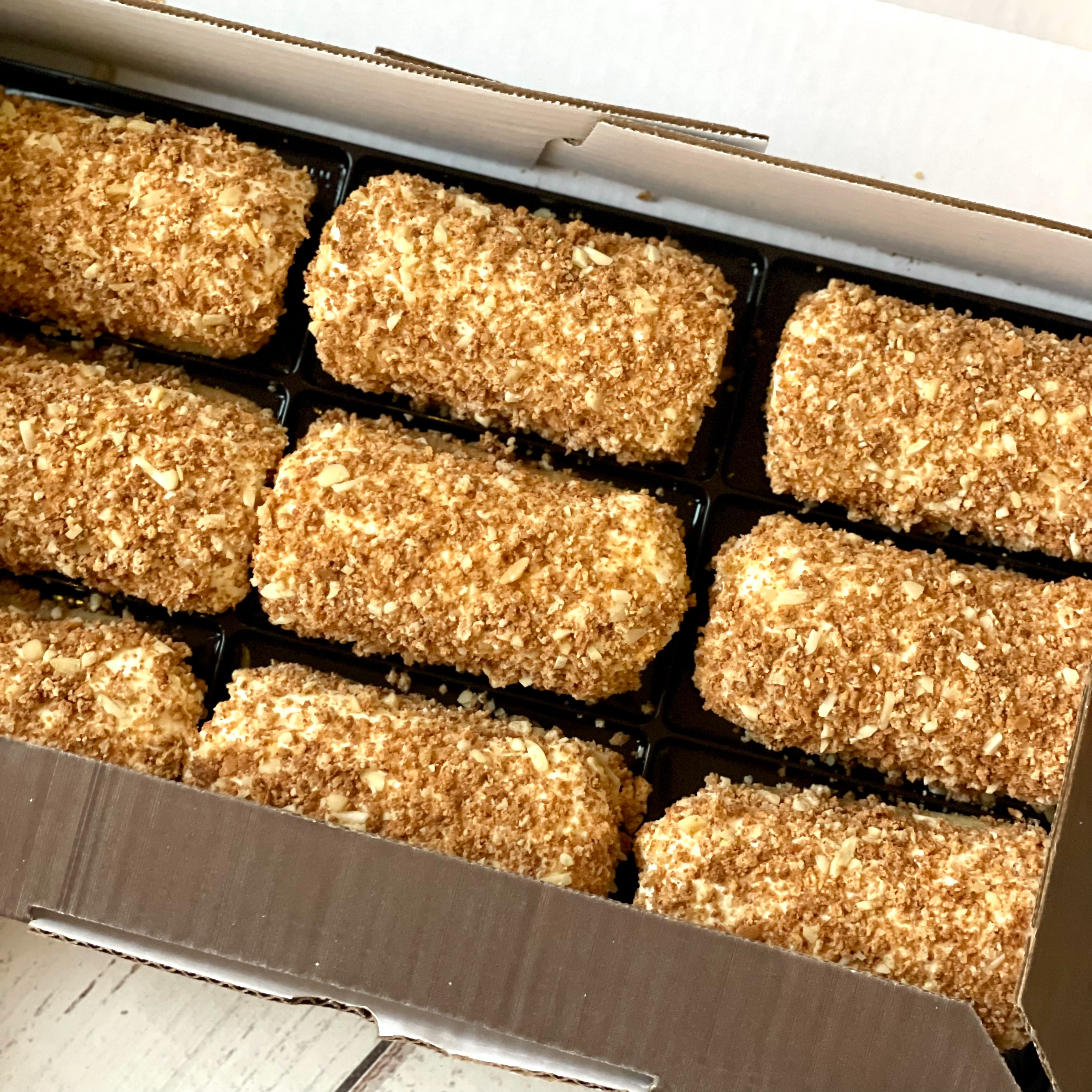 Пирожное из печенья «Савоярди» с кремом маскарпоне, украшенное дробленным миндалем и крошкой печенья амаретто. изображение 2