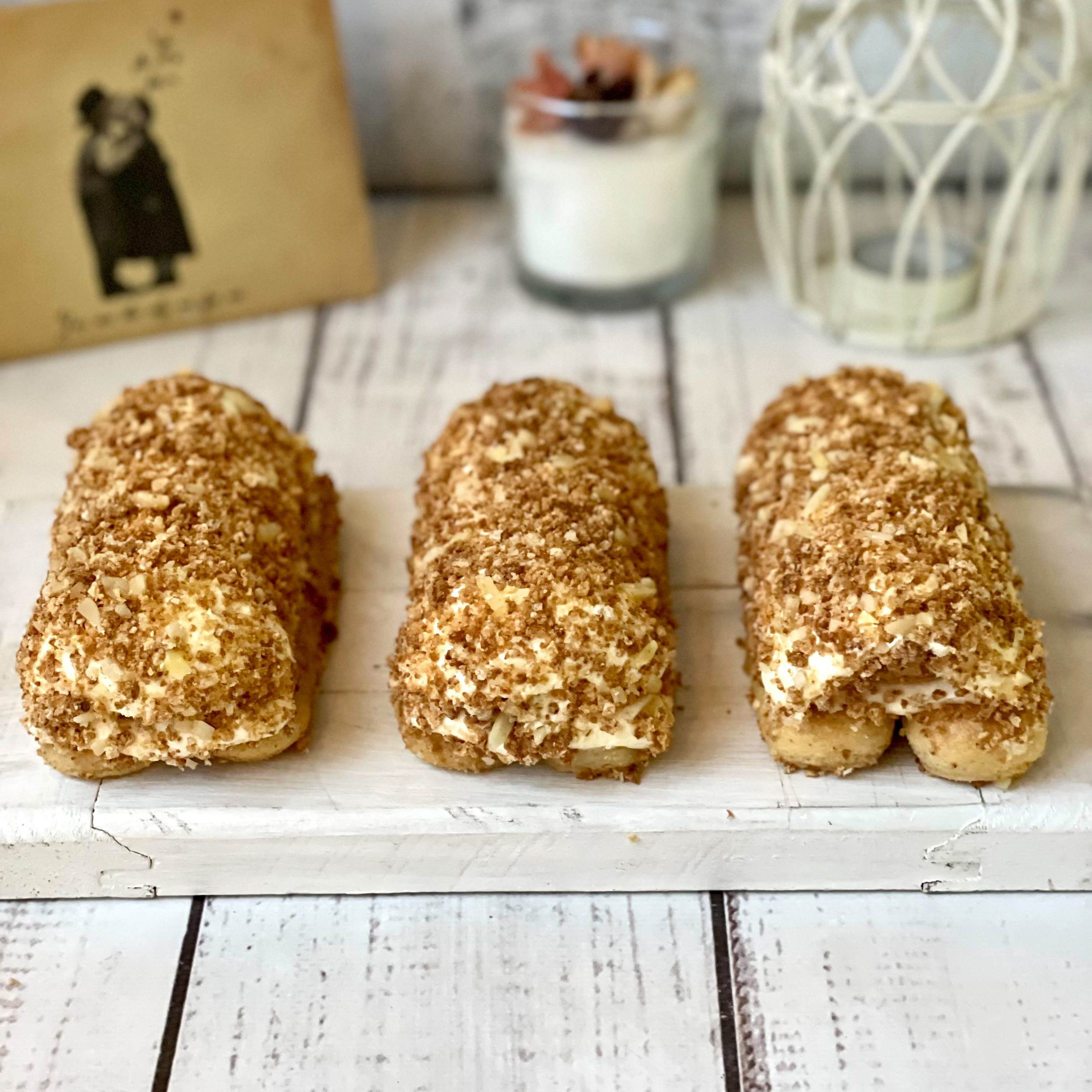 Пирожное из печенья «Савоярди» с кремом маскарпоне, украшенное дробленным миндалем и крошкой печенья амаретто. изображение 3