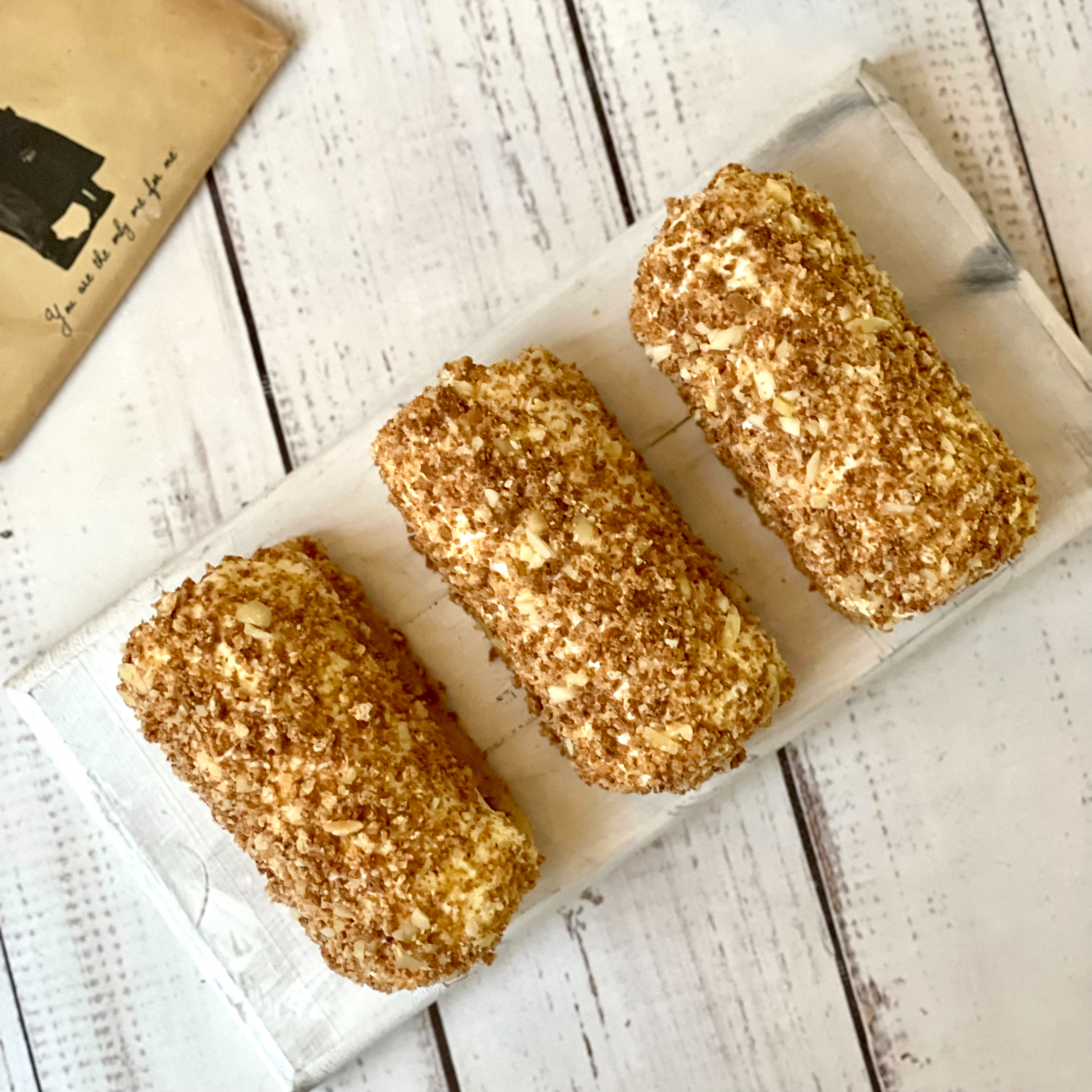 Пирожное из печенья «Савоярди» с кремом маскарпоне, украшенное дробленным миндалем и крошкой печенья амаретто. изображение 4