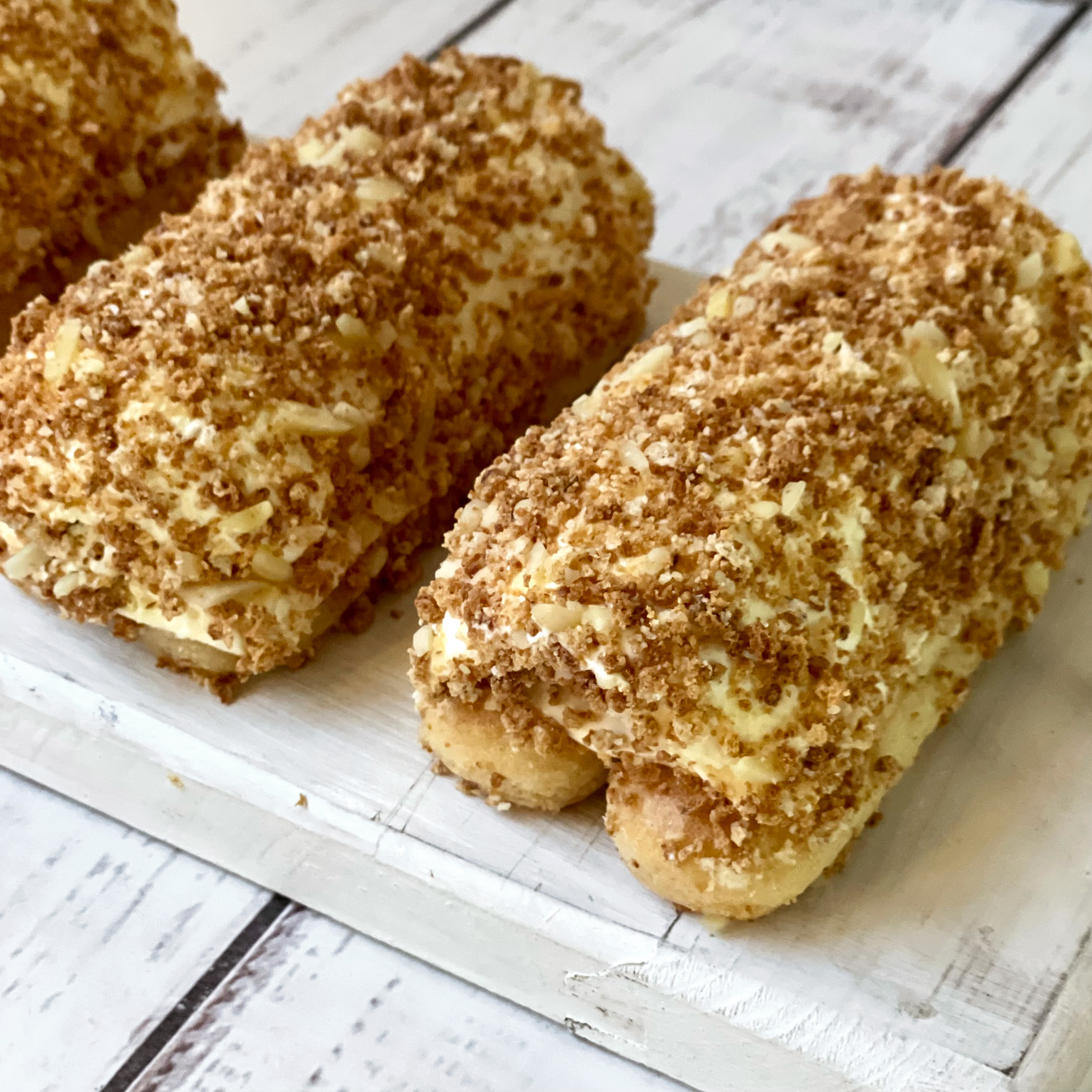 Пирожное из печенья «Савоярди» с кремом маскарпоне, украшенное дробленным миндалем и крошкой печенья амаретто. изображение 6