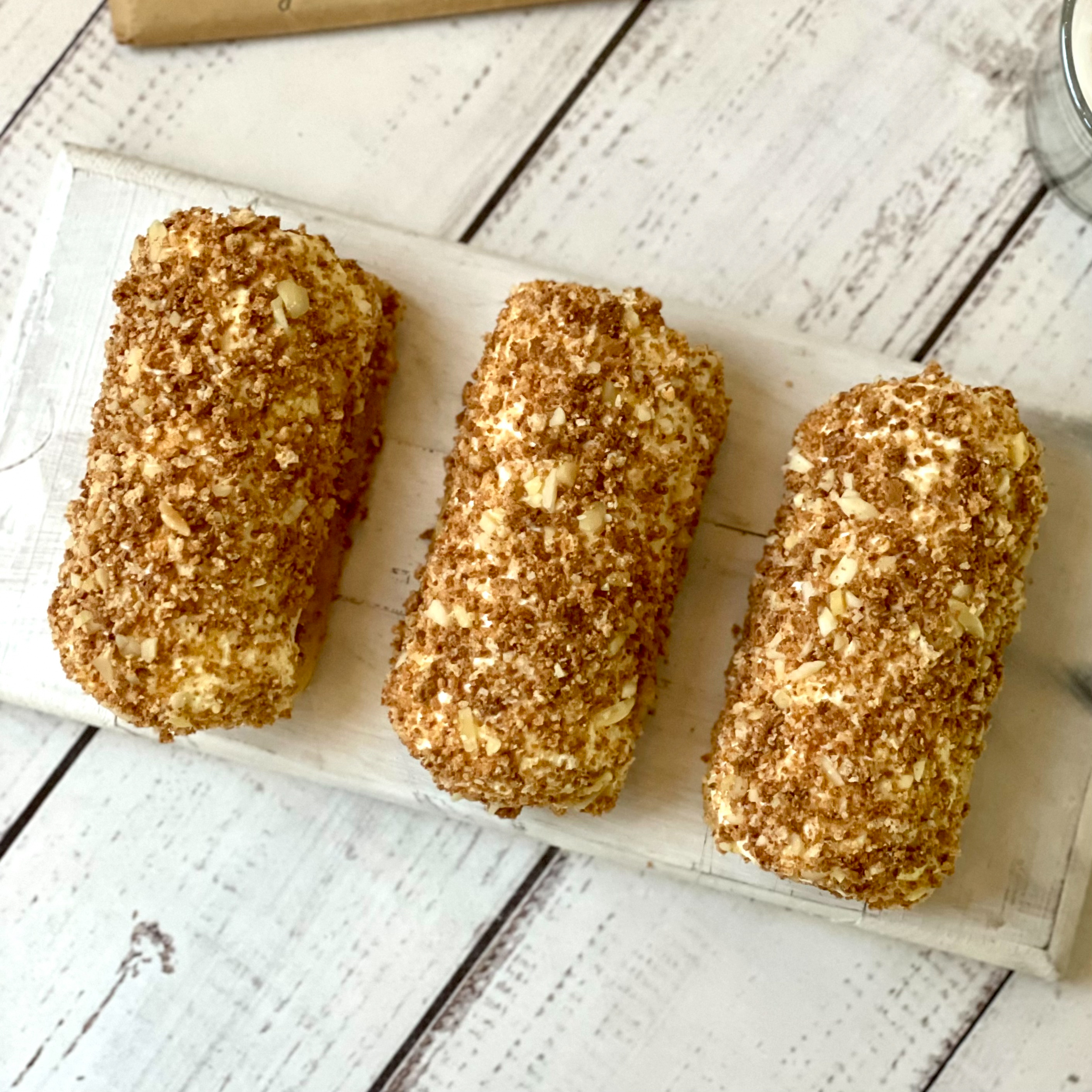 Пирожное из печенья «Савоярди» с кремом маскарпоне, украшенное дробленным миндалем и крошкой печенья амаретто. изображение 5