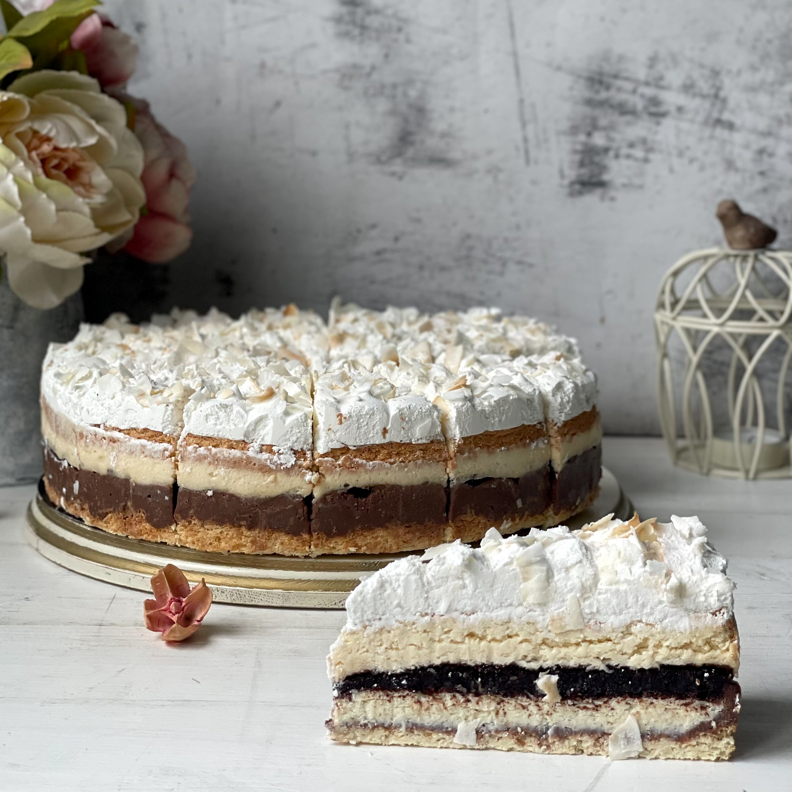 Изысканный торт из слоев кокосового бисквита, крема на основе сыра Маскарпоне и насыщенного шоколадного слоя. Сверху торт украшен обжаренным кокосовым кранчем. изображение 3