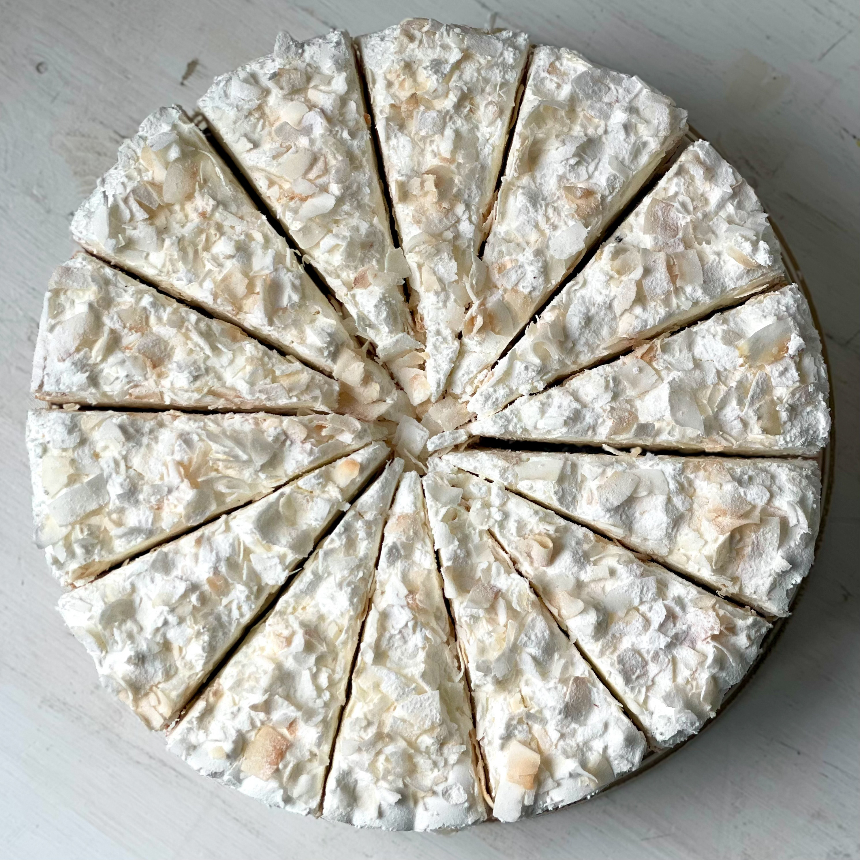 Изысканный торт из слоев кокосового бисквита, крема на основе сыра Маскарпоне и насыщенного шоколадного слоя. Сверху торт украшен обжаренным кокосовым кранчем. изображение 4