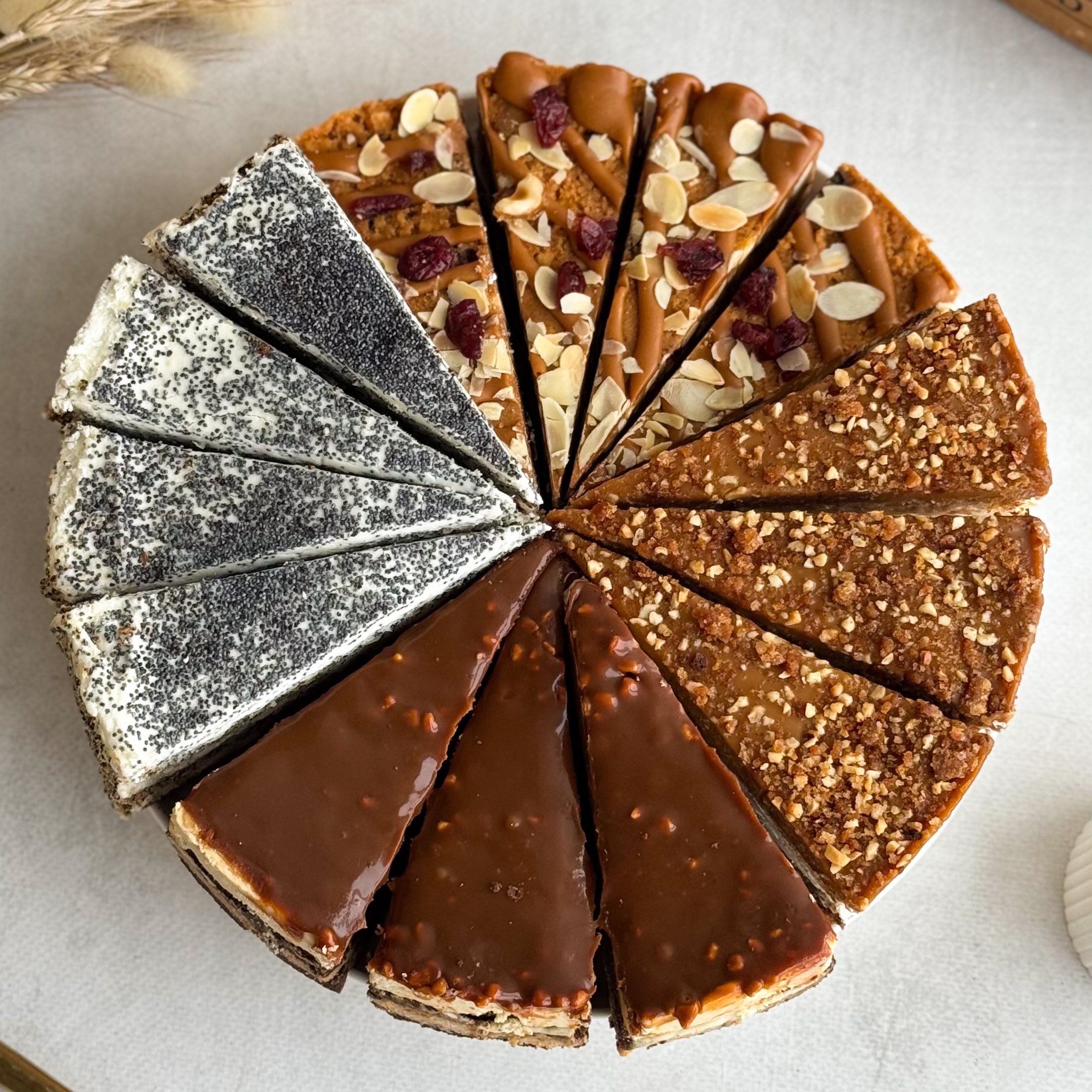 Торт Ассорти New 14 порций 4 вкуса (Карамель-орех, Банан-карамель, Маковый,Руслан) изображение 1