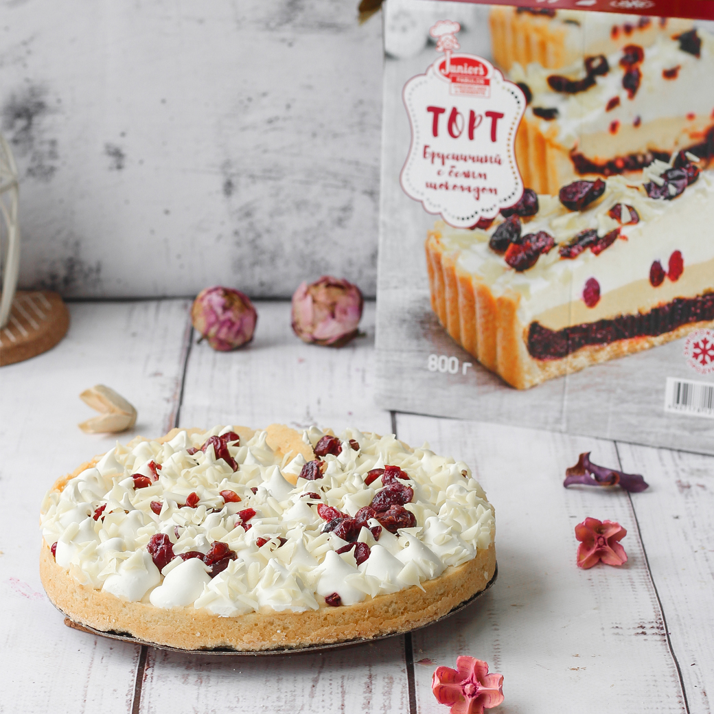 Пирог с брусничной начинкой и начинкой из белого шоколада, брусникой, взбитыми сливками, украшенный белом шоколадом и клюквой. изображение 2