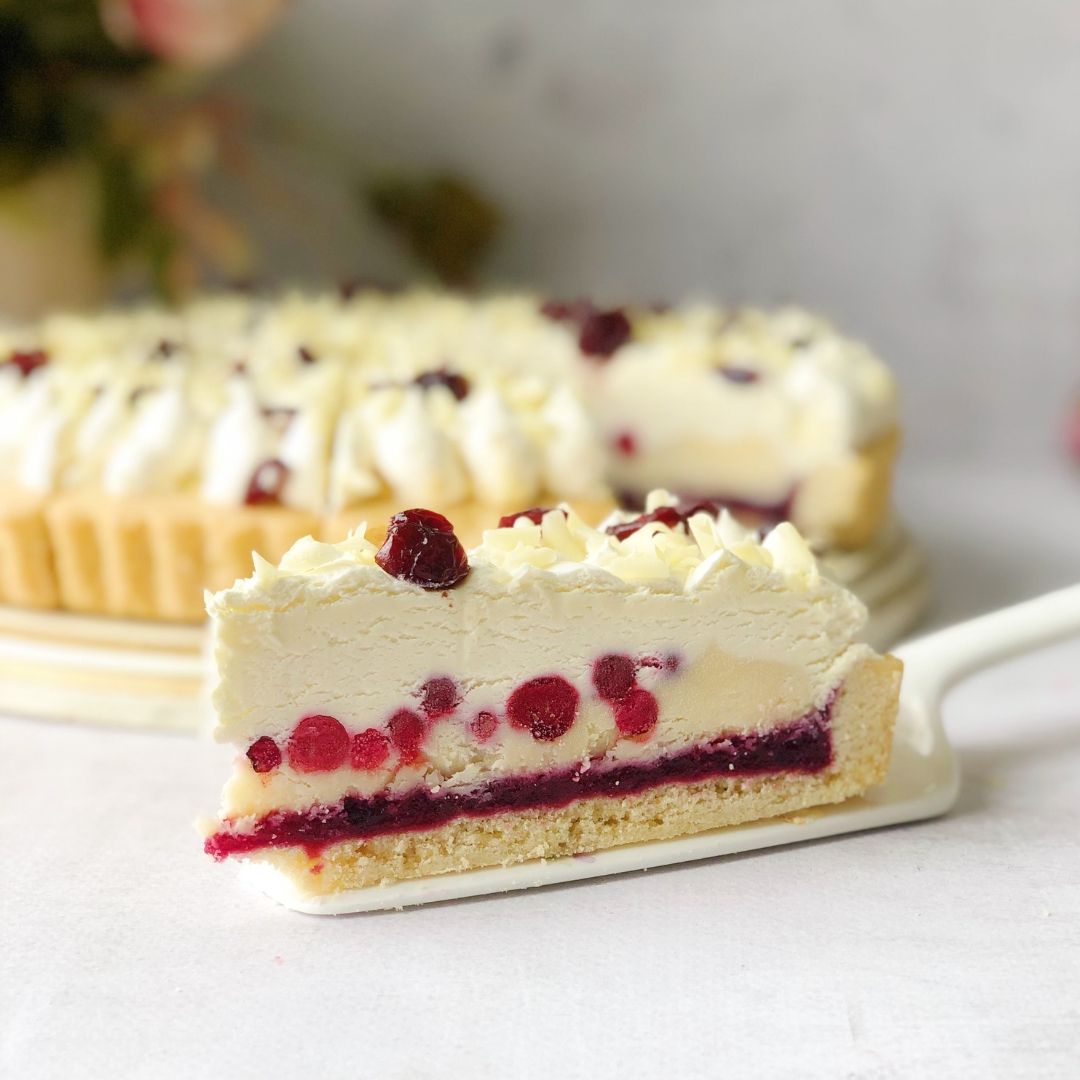 Пирог с брусничной начинкой и начинкой из белого шоколада, брусникой, взбитыми сливками, украшенный белом шоколадом и клюквой. изображение 5