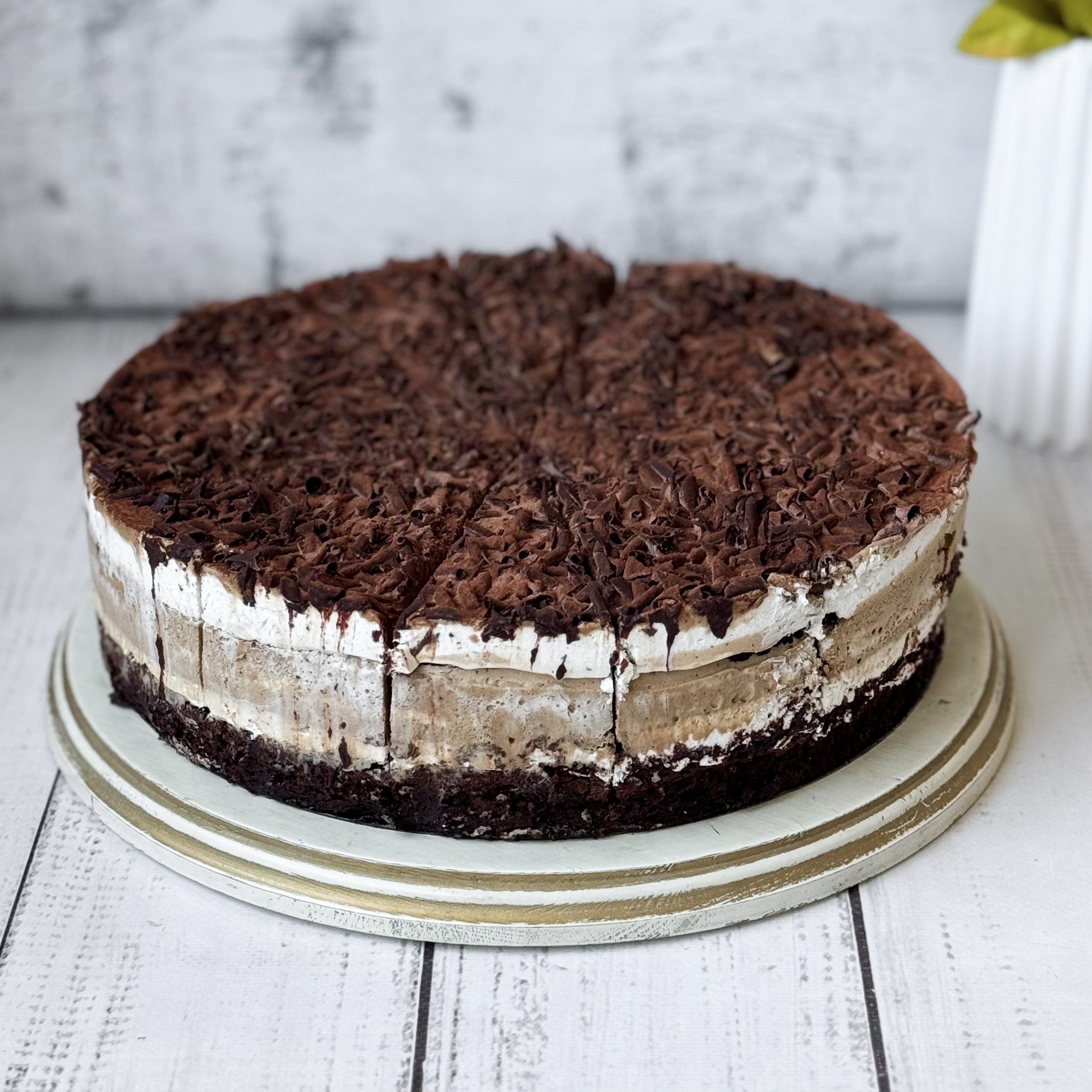 Слои шоколадного бисквита, пропитанного вишневым сиропом, чередуются со слоями крема из свежих сливок и сочных вишен. Украшен шоколадной стружкой. изображение 2