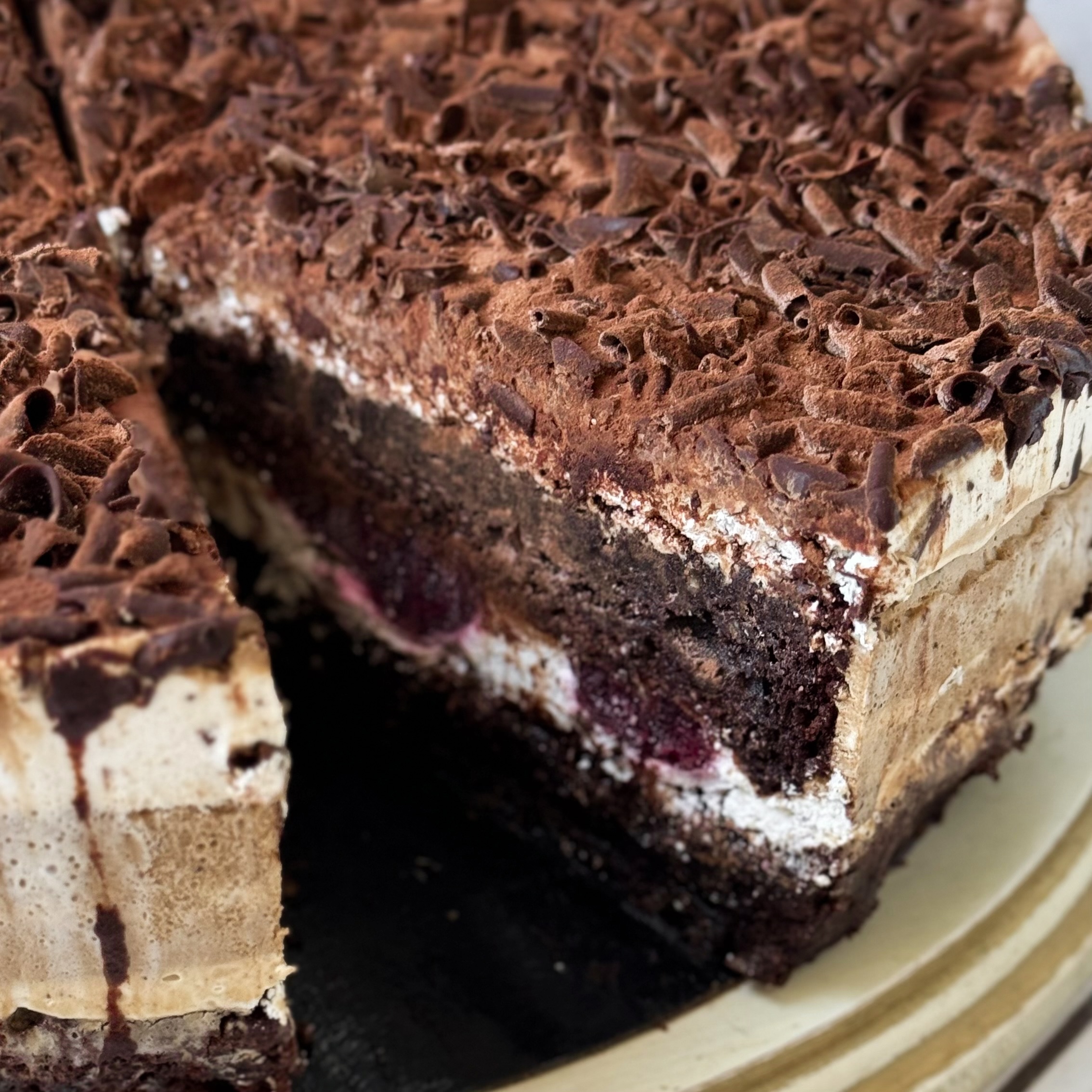 Слои шоколадного бисквита, пропитанного вишневым сиропом, чередуются со слоями крема из свежих сливок и сочных вишен. Украшен шоколадной стружкой. изображение 3