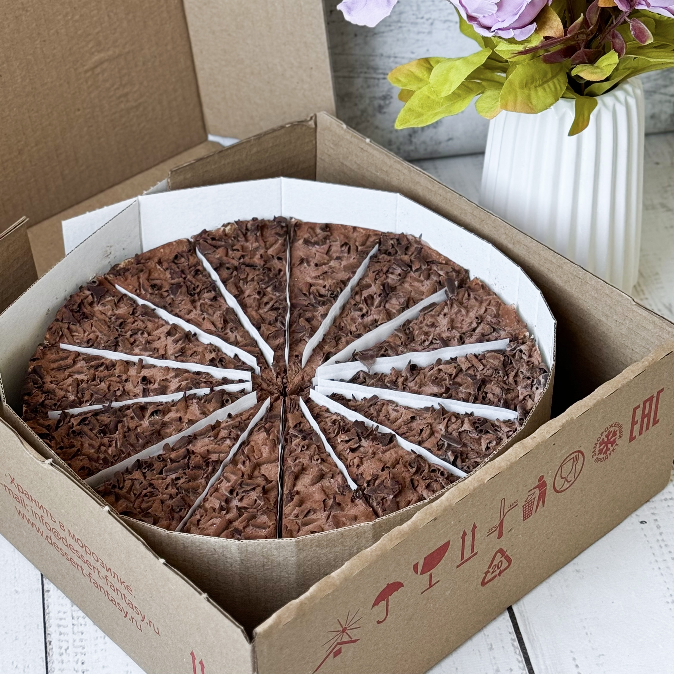 Слои шоколадного бисквита, пропитанного вишневым сиропом, чередуются со слоями крема из свежих сливок и сочных вишен. Украшен шоколадной стружкой. изображение 4