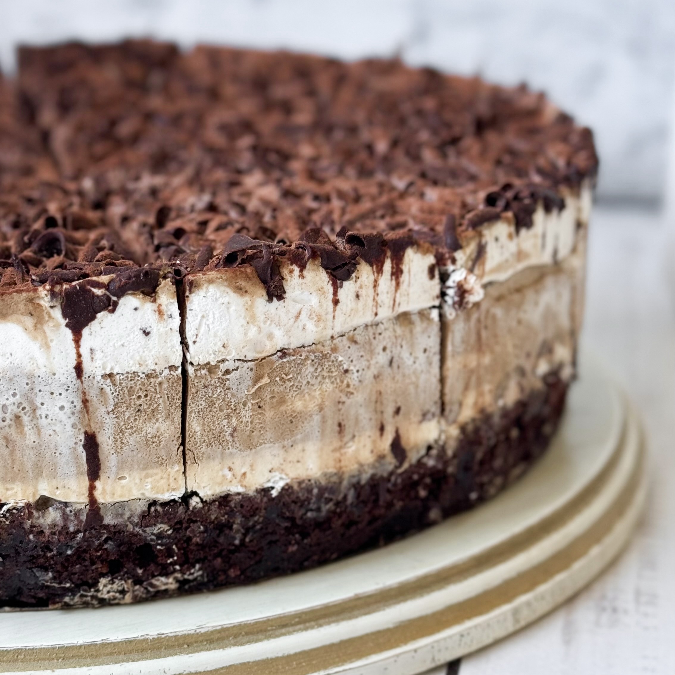 Слои шоколадного бисквита, пропитанного вишневым сиропом, чередуются со слоями крема из свежих сливок и сочных вишен. Украшен шоколадной стружкой. изображение 5