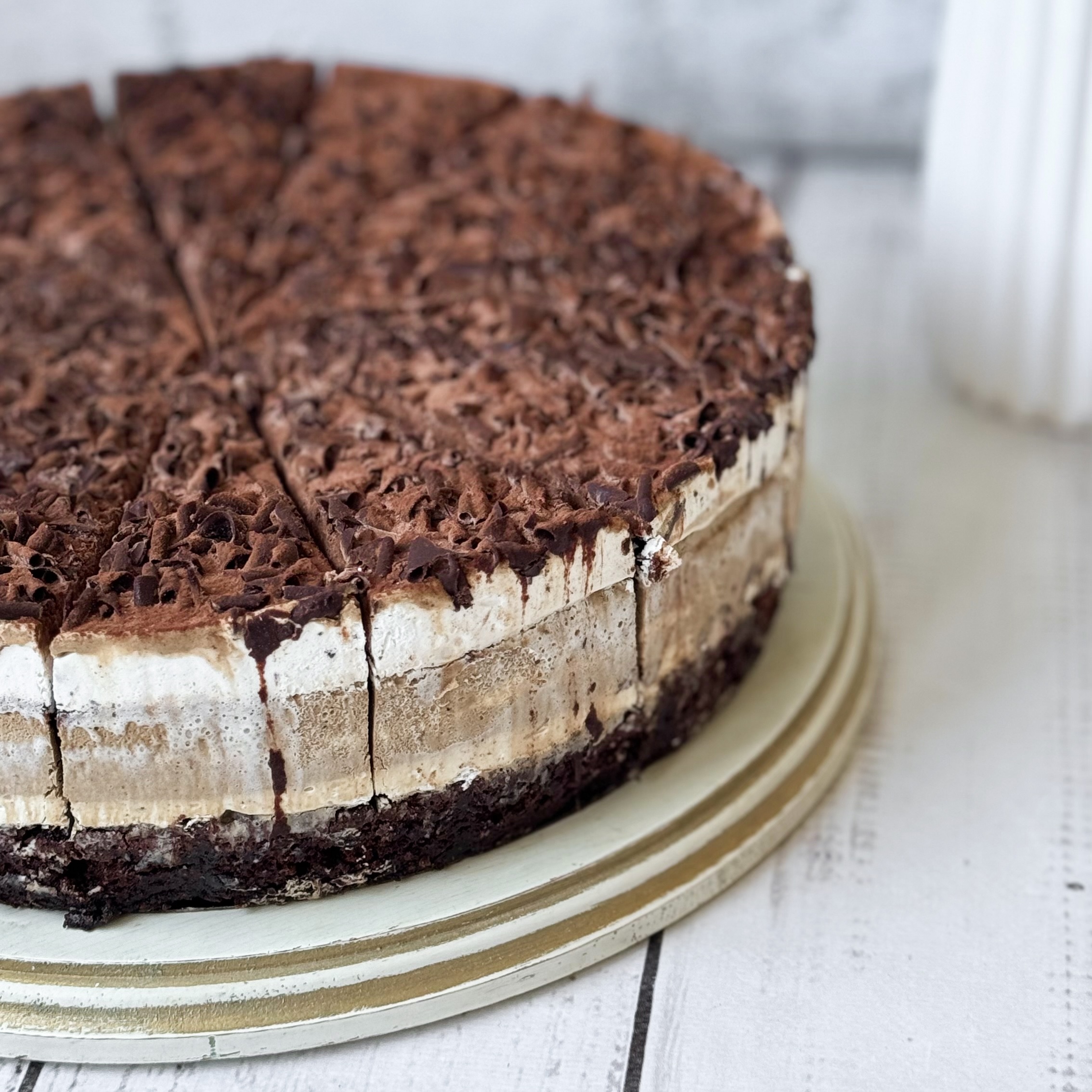 Слои шоколадного бисквита, пропитанного вишневым сиропом, чередуются со слоями крема из свежих сливок и сочных вишен. Украшен шоколадной стружкой. изображение 7