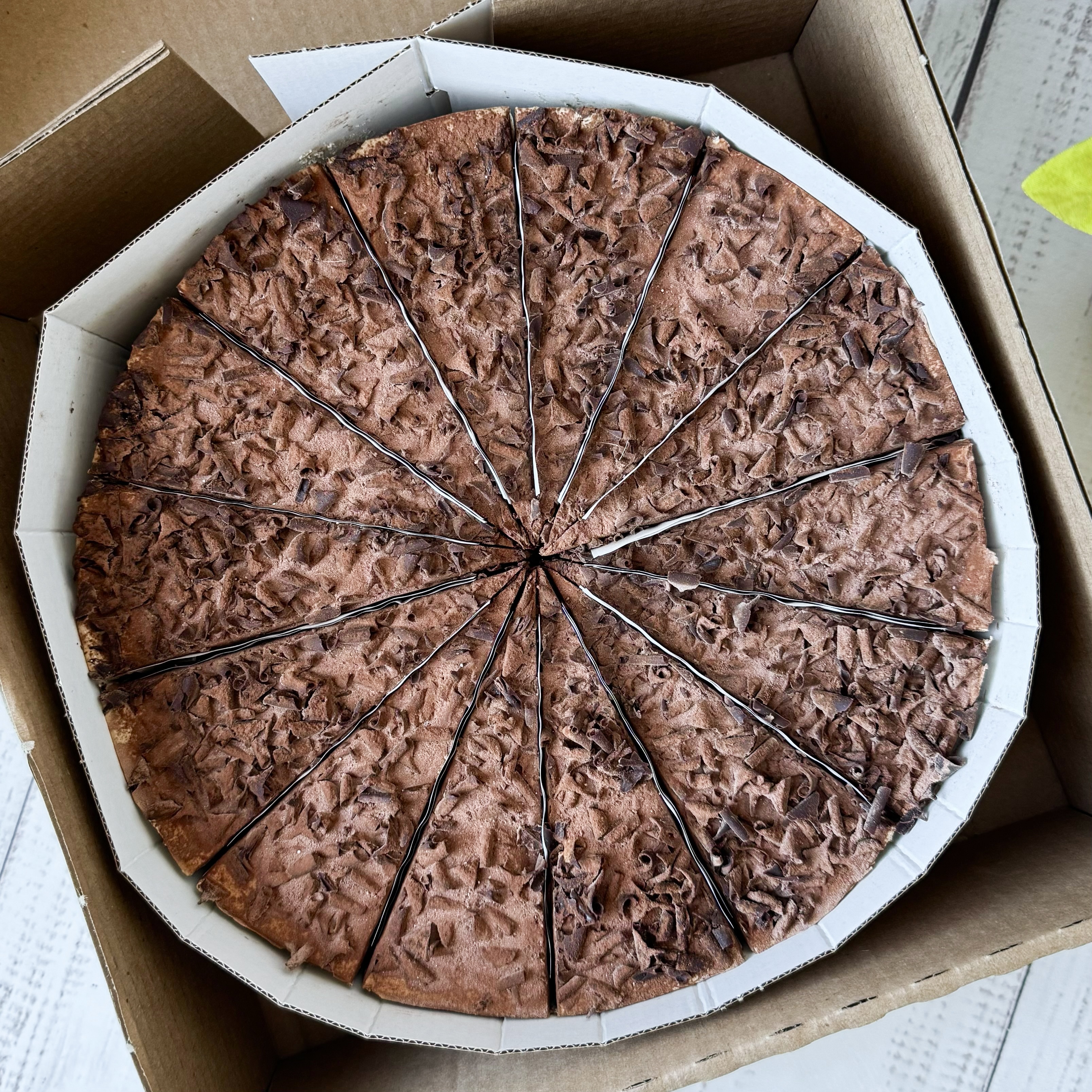 Слои шоколадного бисквита, пропитанного вишневым сиропом, чередуются со слоями крема из свежих сливок и сочных вишен. Украшен шоколадной стружкой. изображение 8