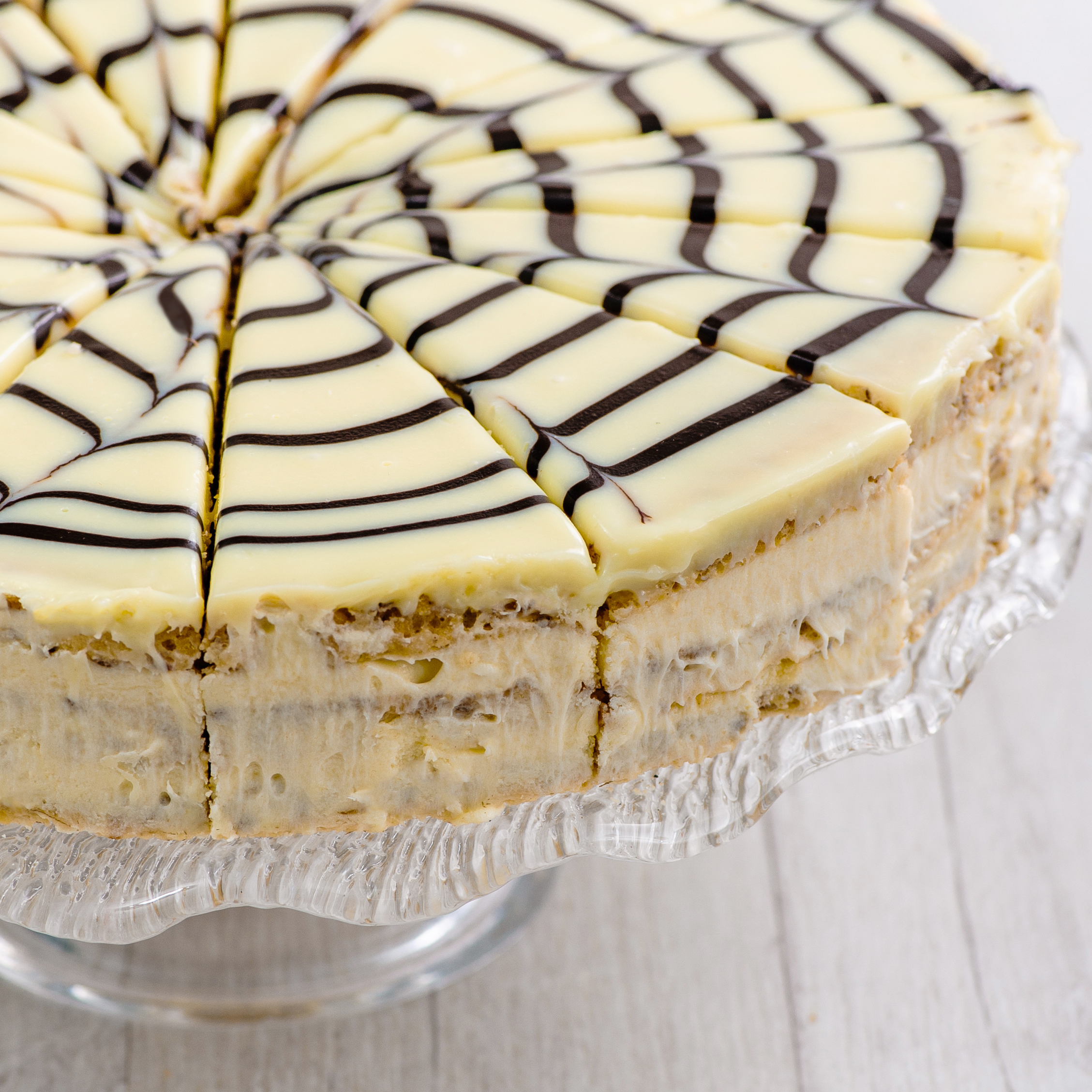 Изысканный классический торт из воздушного ванильно-орехового бисквита, щедро дополненного нежным ванильно-сливочным кремом и посыпанного дробленным орехом. Сверху украшен сахарной помадкой и классическим мраморным рисунком. изображение 5